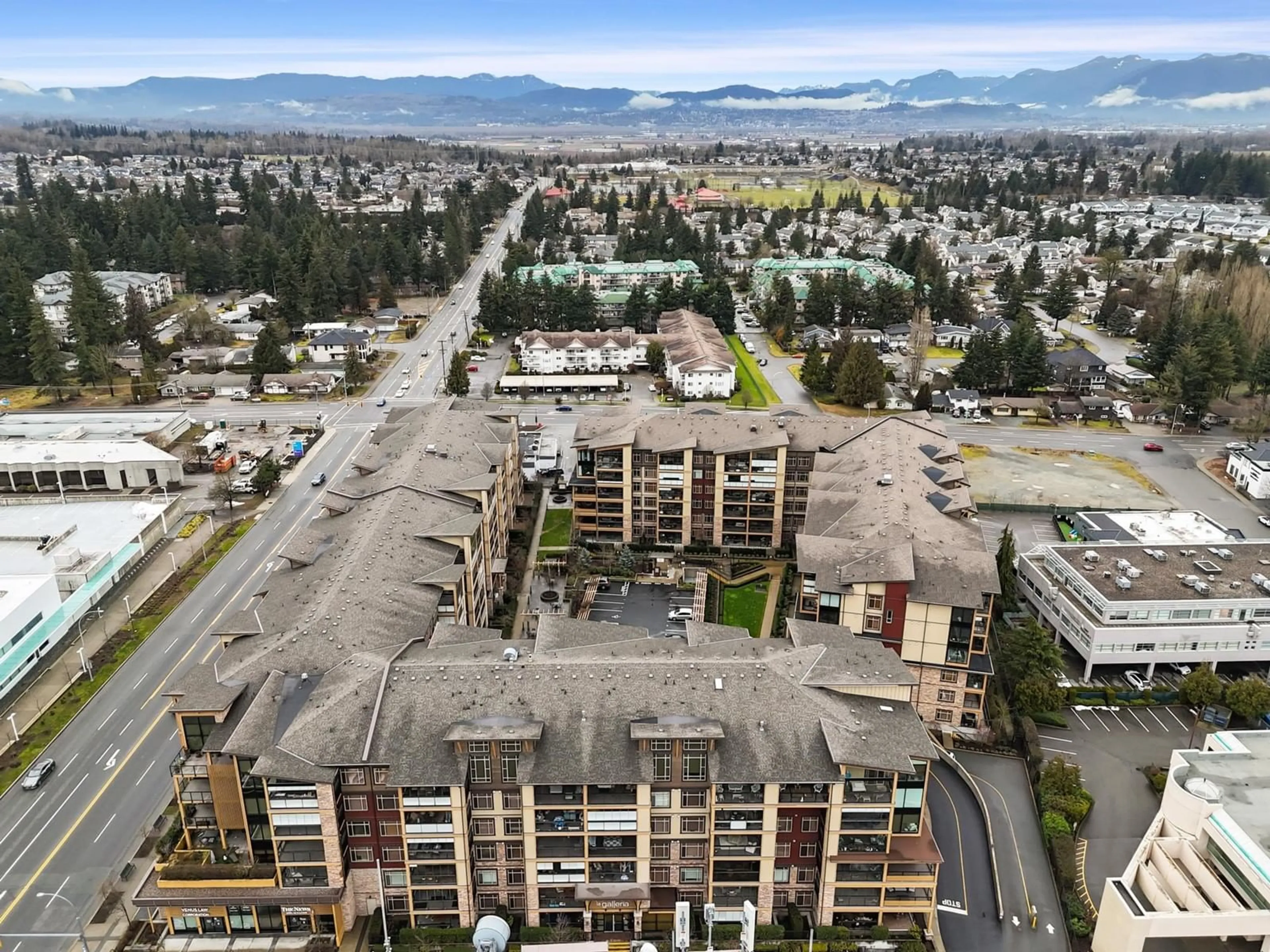 A pic from outside/outdoor area/front of a property/back of a property/a pic from drone, mountain view for 522 2860 TRETHEWEY STREET, Abbotsford British Columbia V2T0G5