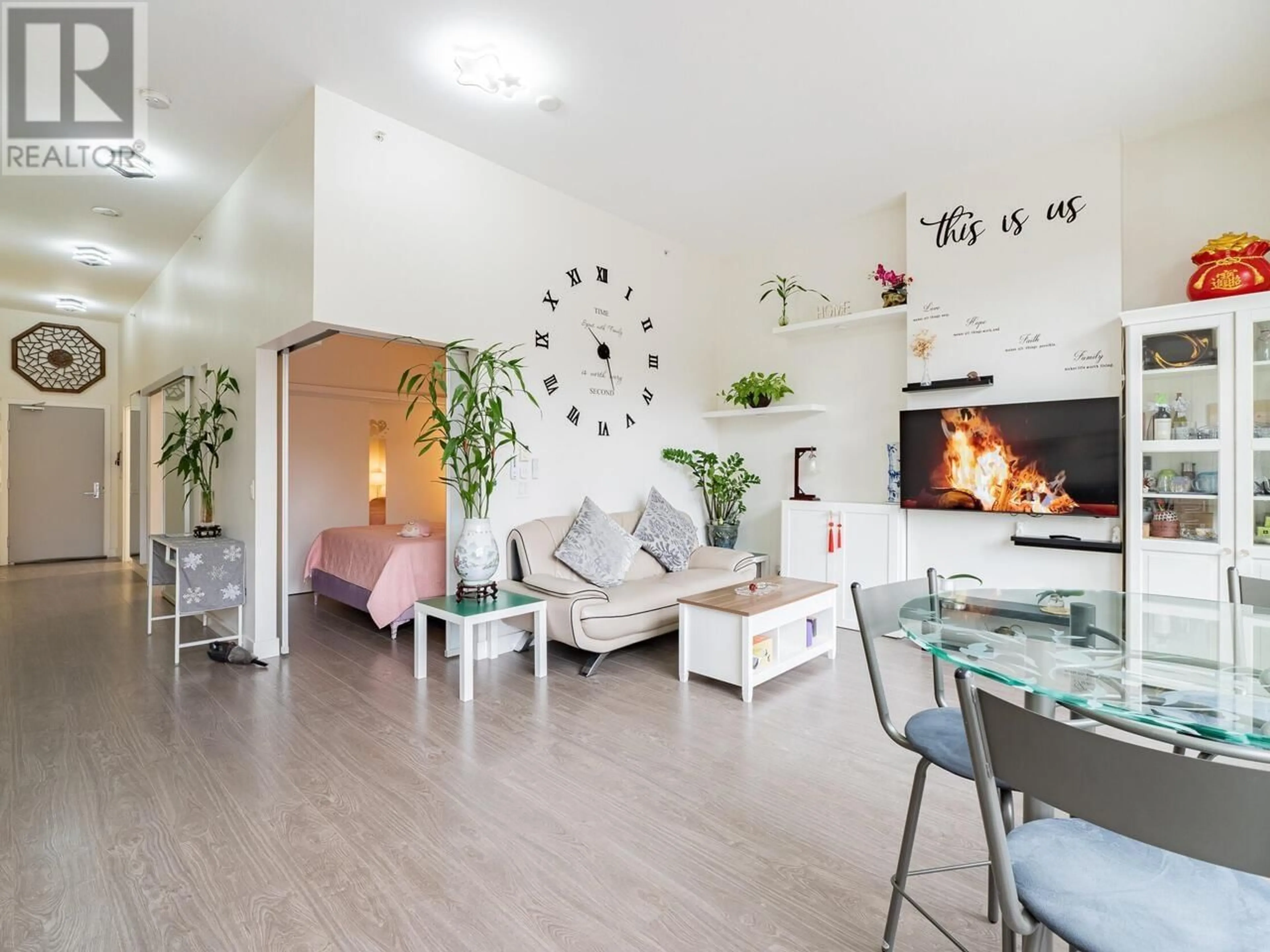 Living room with furniture, wood/laminate floor for 304 668 COLUMBIA STREET, New Westminster British Columbia V3M1A9