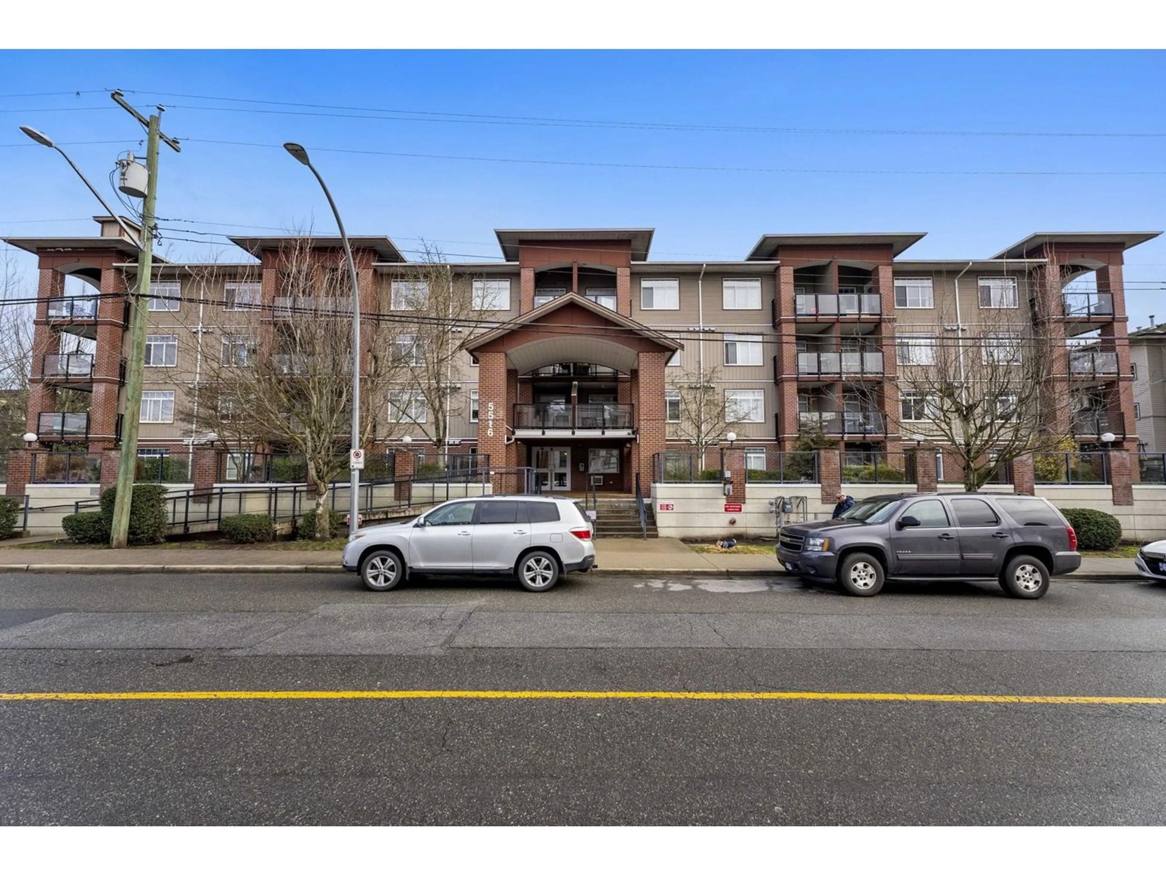 Indoor foyer for 320 5516 198 STREET, Langley British Columbia V3A0A6