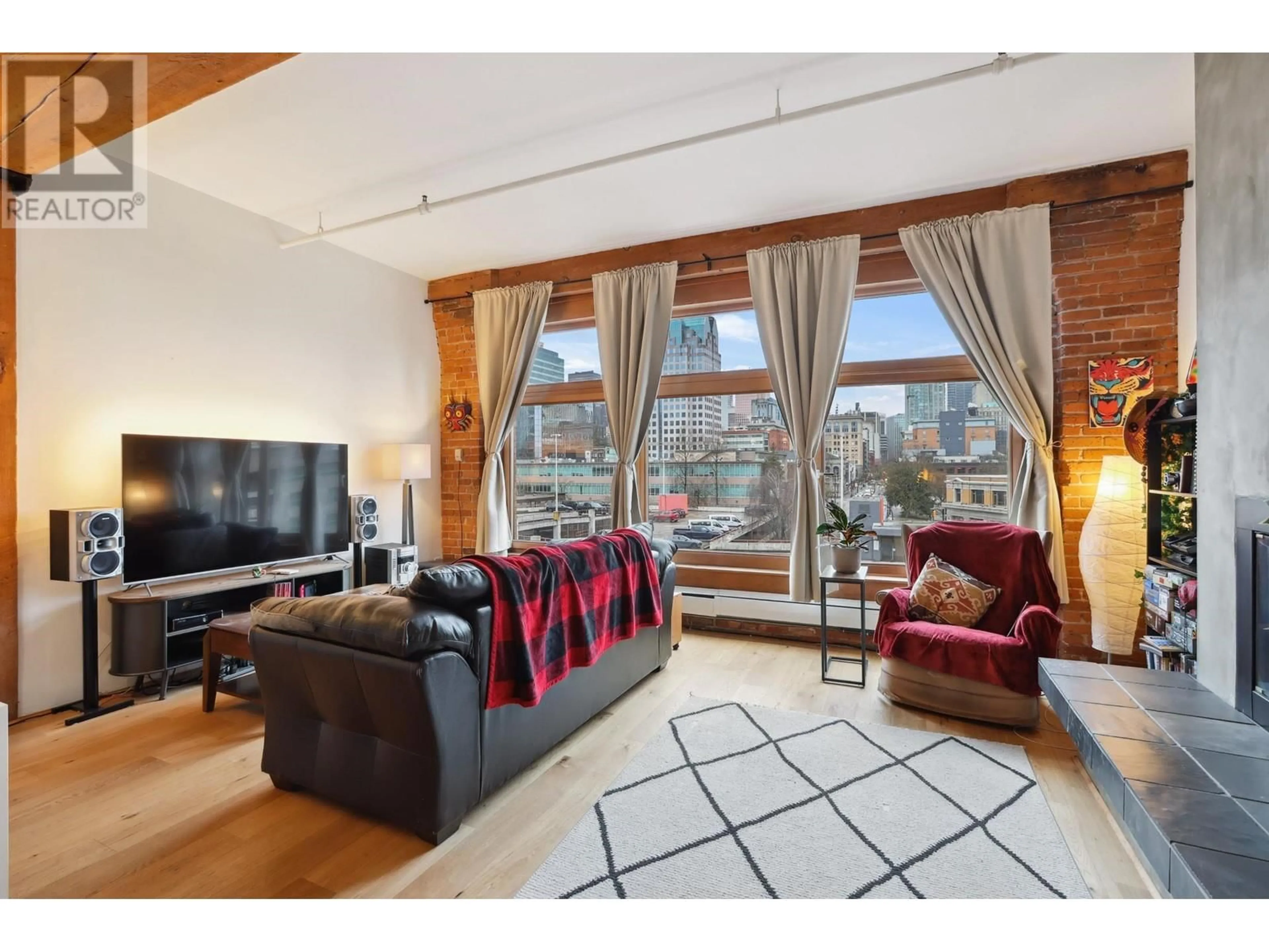 Living room with furniture, wood/laminate floor for 702 518 BEATTY STREET, Vancouver British Columbia V6B6G8