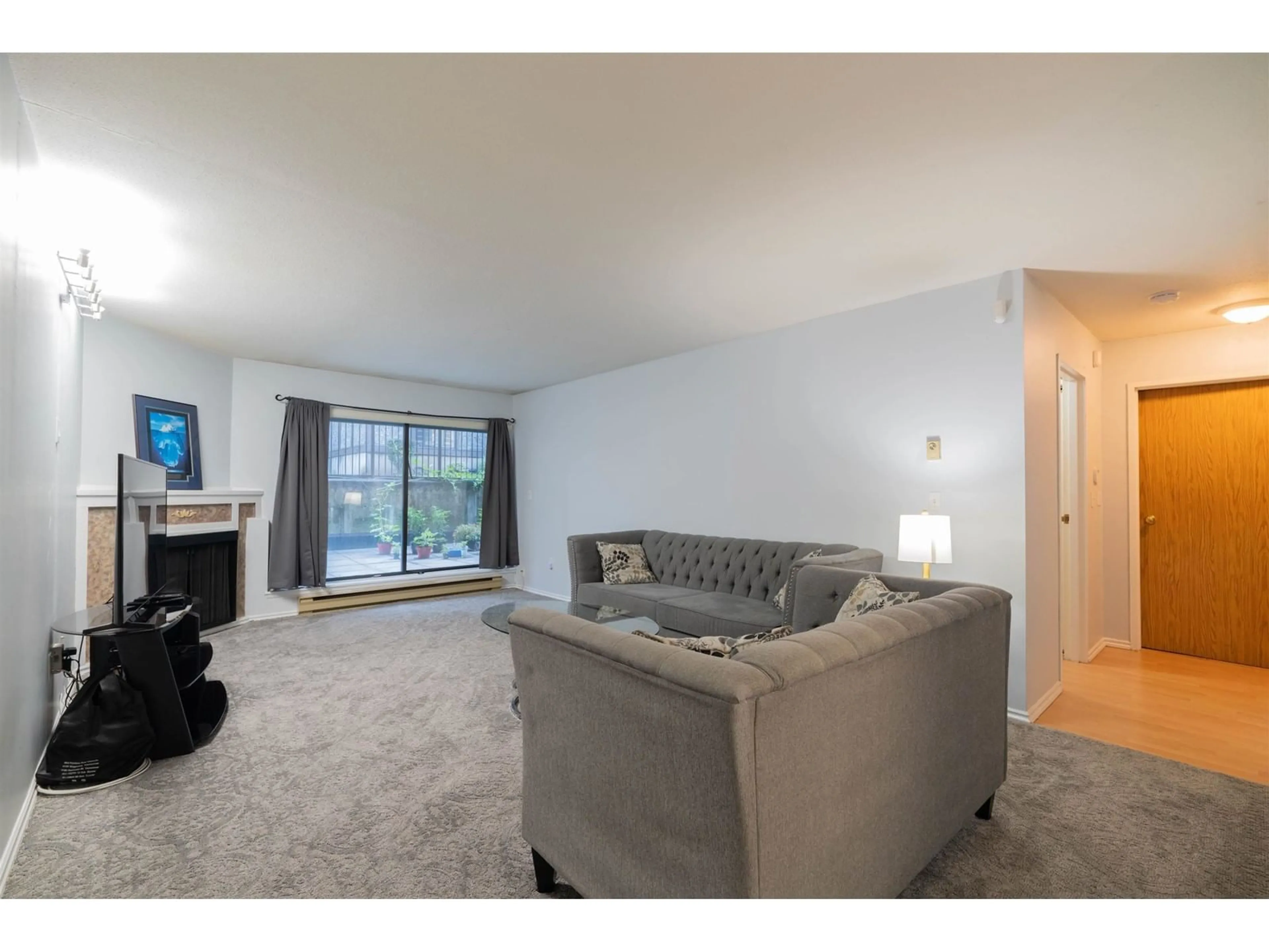 Living room with furniture, unknown for 204 - 9672 134, Surrey British Columbia V3T5L5