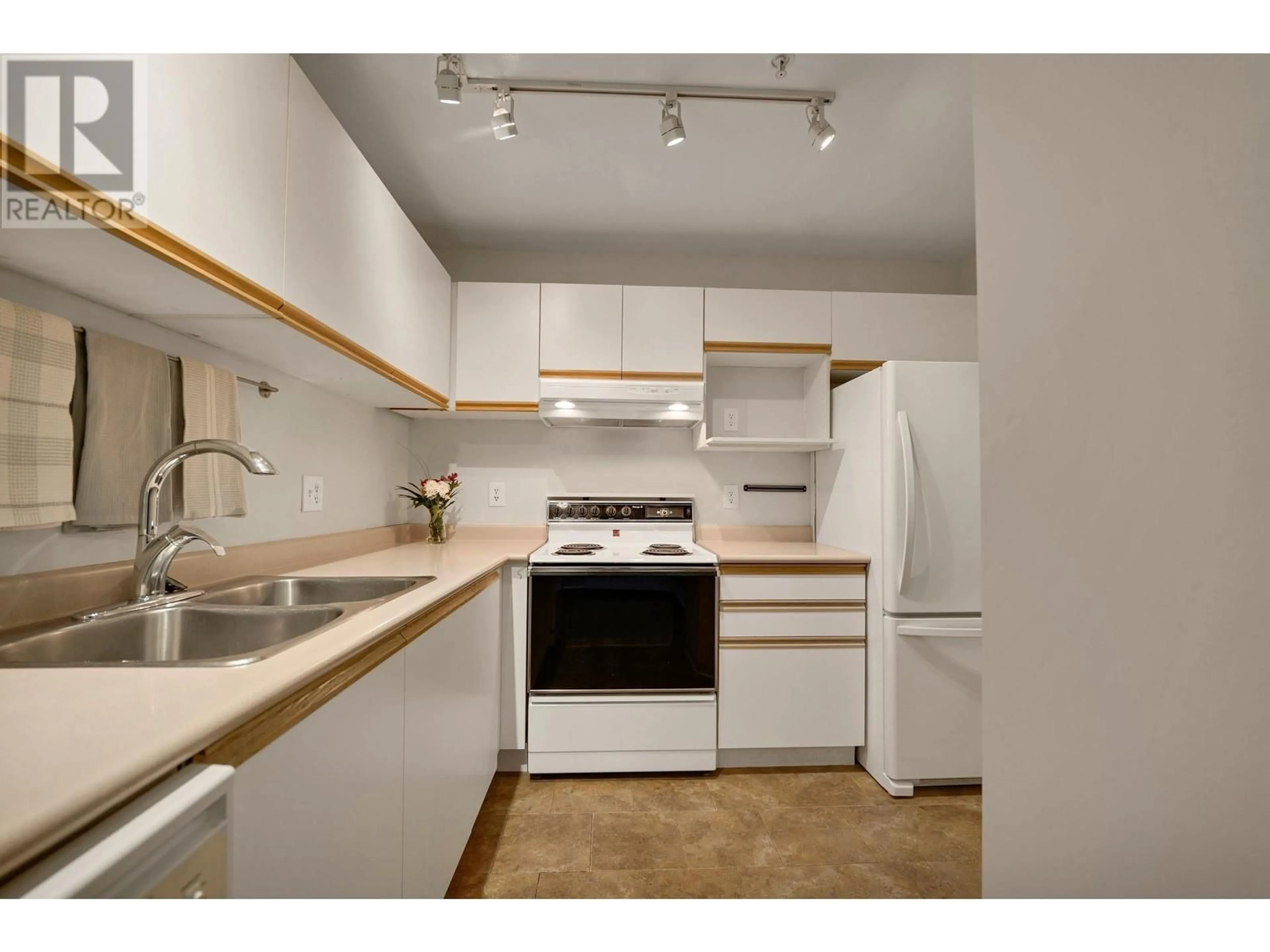 Standard kitchen, unknown for A208 40100 WILLOW CRESCENT, Squamish British Columbia V8B0L8