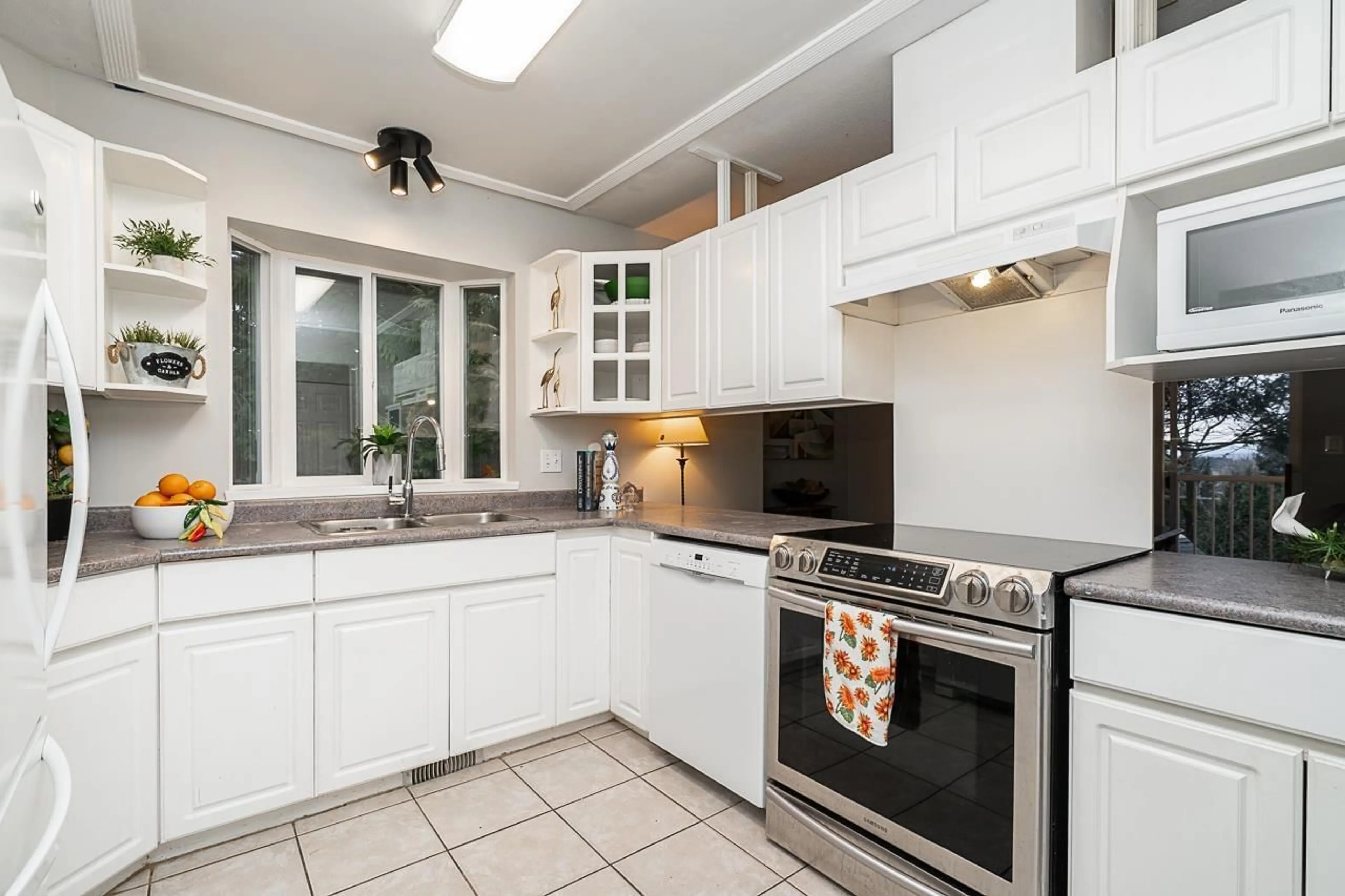 Standard kitchen, ceramic/tile floor for 1 3222 IMMEL STREET, Abbotsford British Columbia V2S4L2