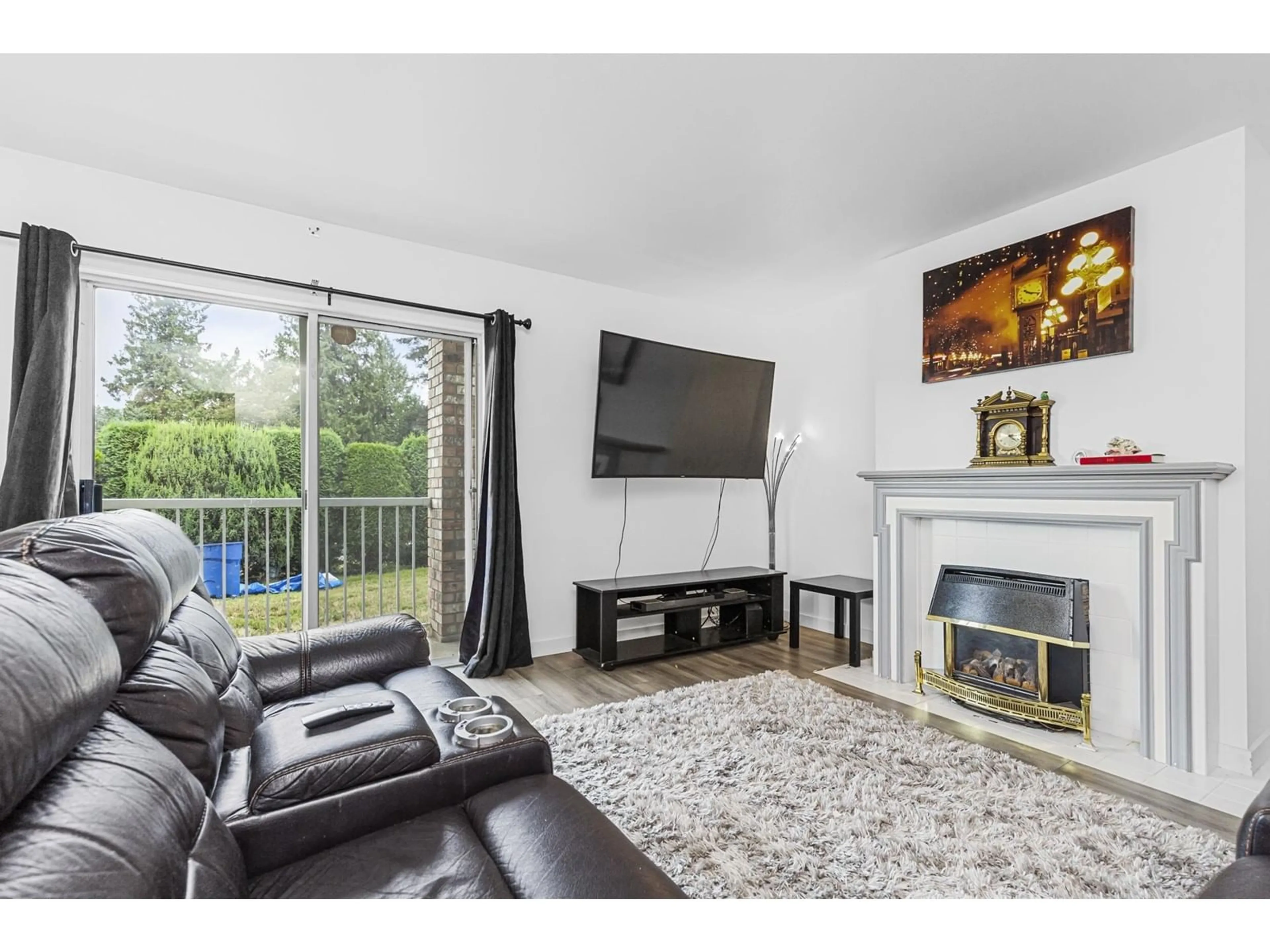 Living room with furniture, wood/laminate floor for 4 32821 6TH AVENUE, Mission British Columbia V2V6L1