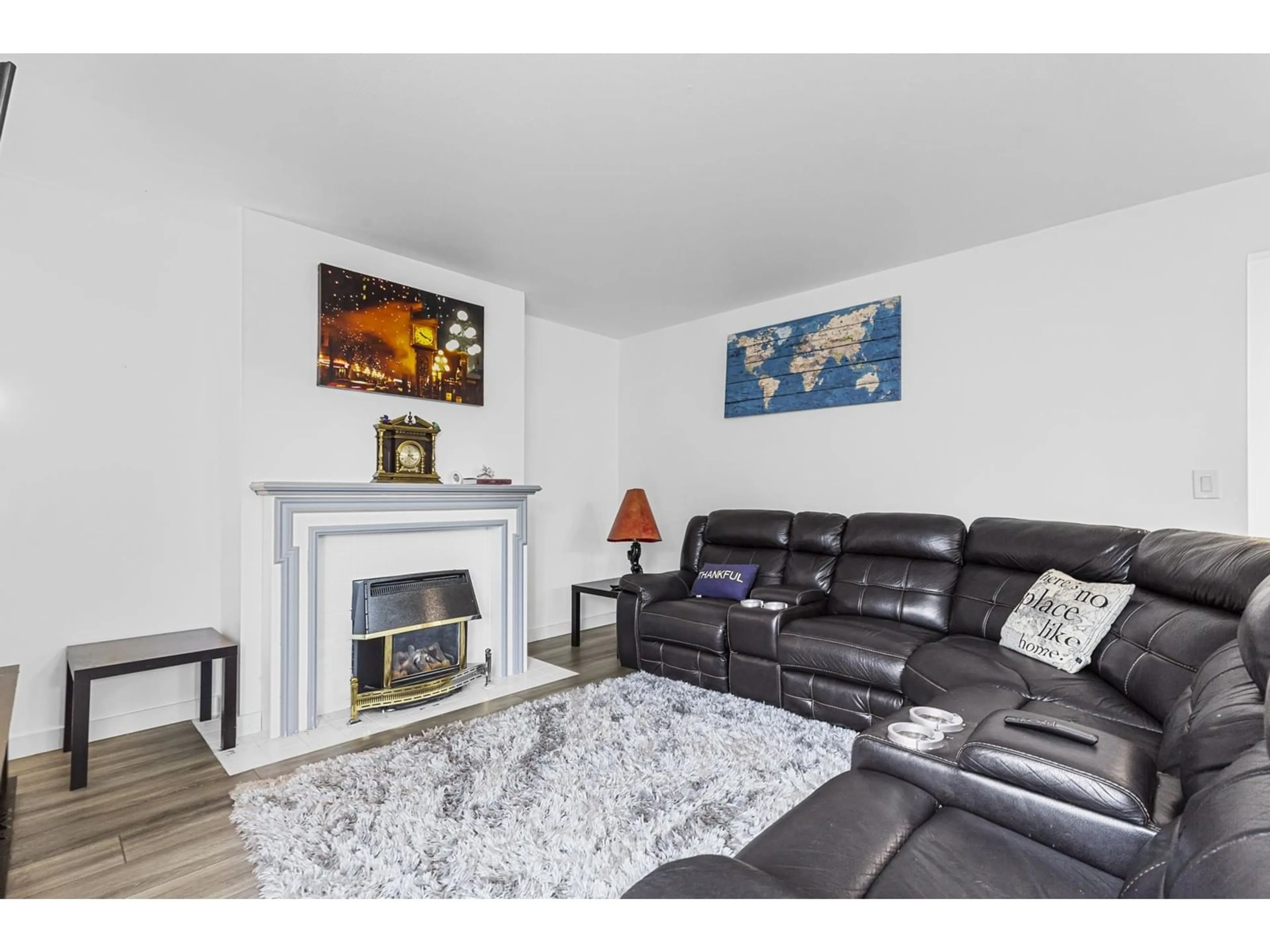 Living room with furniture, wood/laminate floor for 4 32821 6TH AVENUE, Mission British Columbia V2V6L1