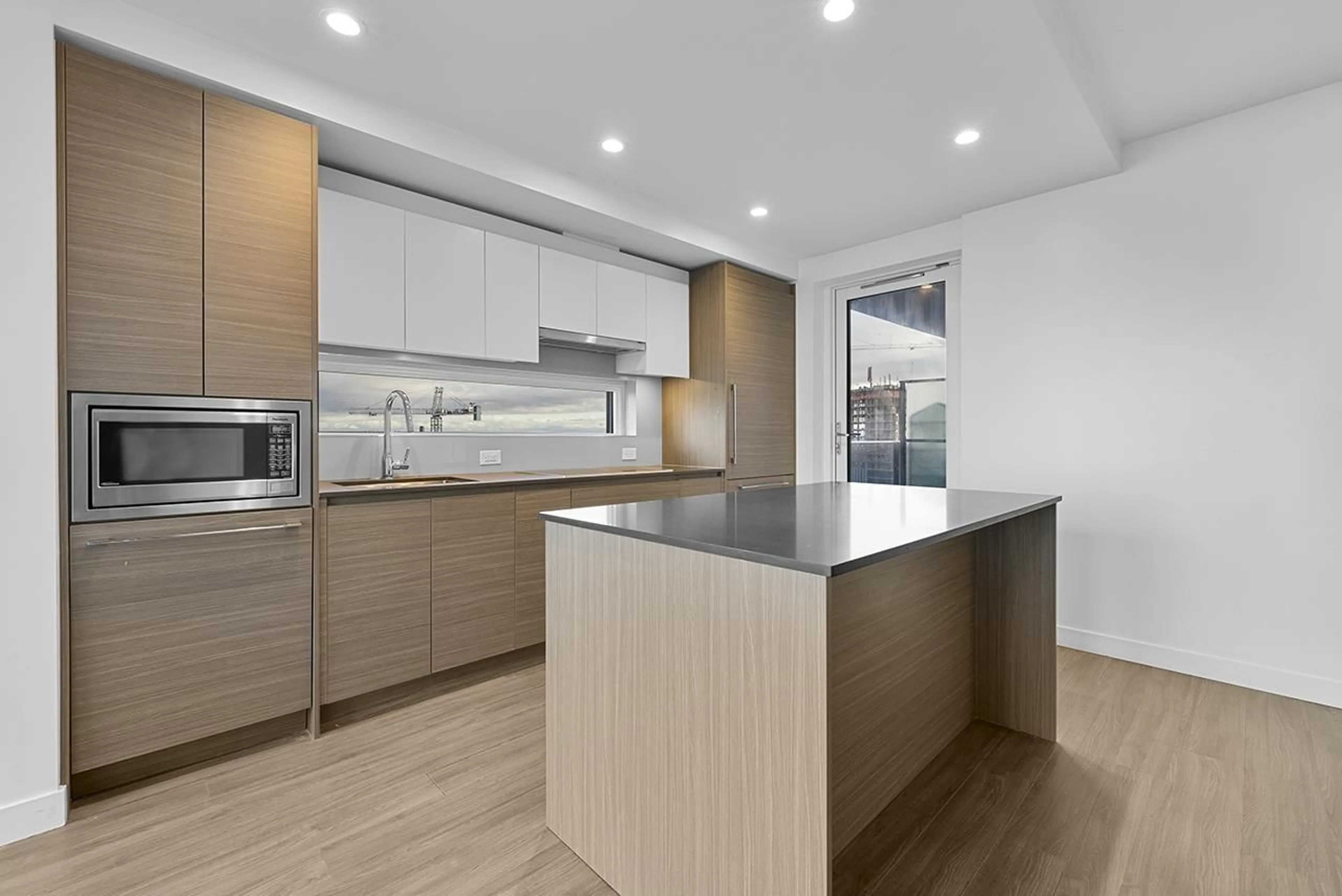 Contemporary kitchen, unknown for 1809 13615 FRASER HIGHWAY, Surrey British Columbia V3T0P7