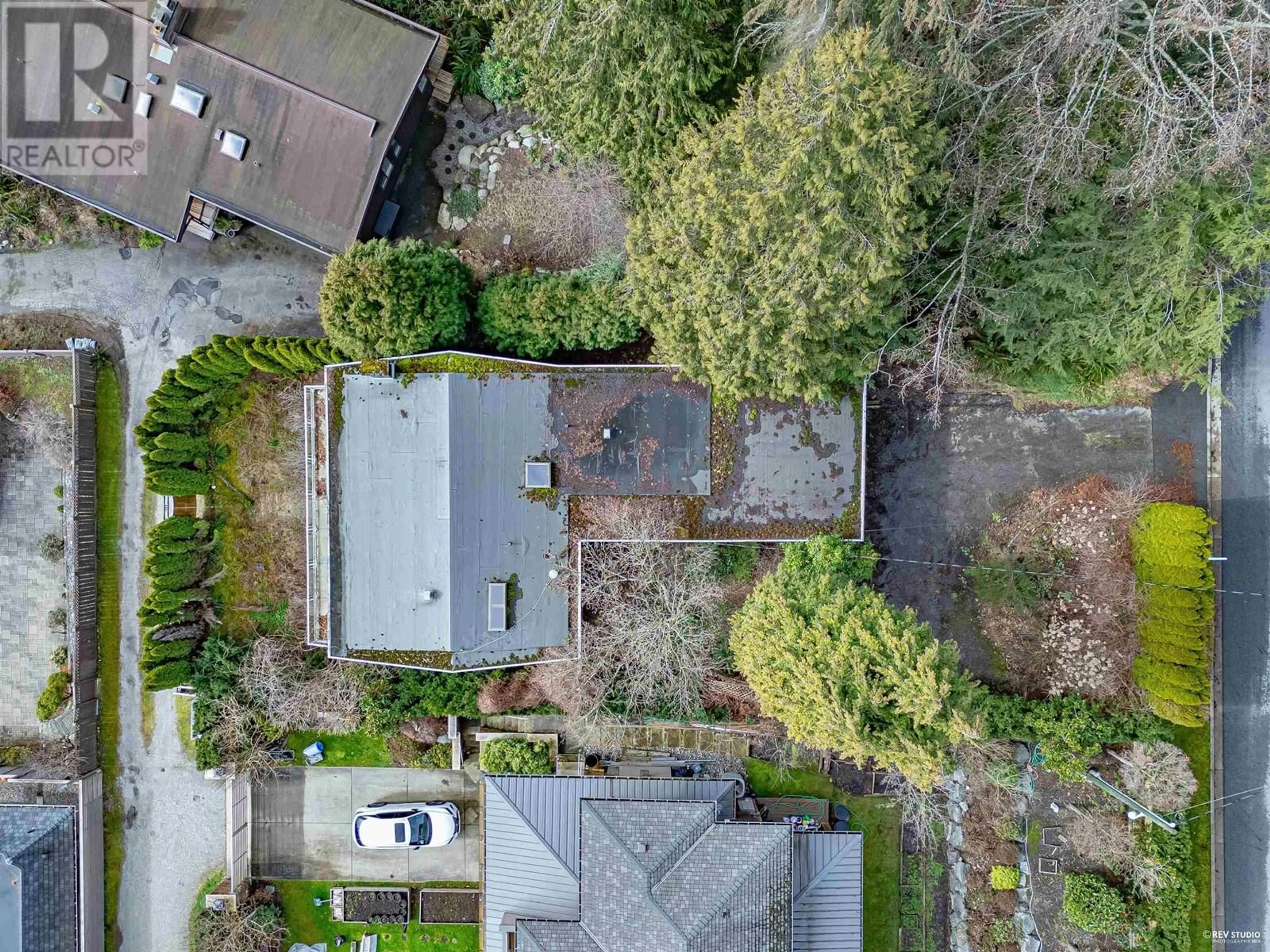 A pic from outside/outdoor area/front of a property/back of a property/a pic from drone, street for 1720 QUEENS AVENUE, West Vancouver British Columbia V7V2X7