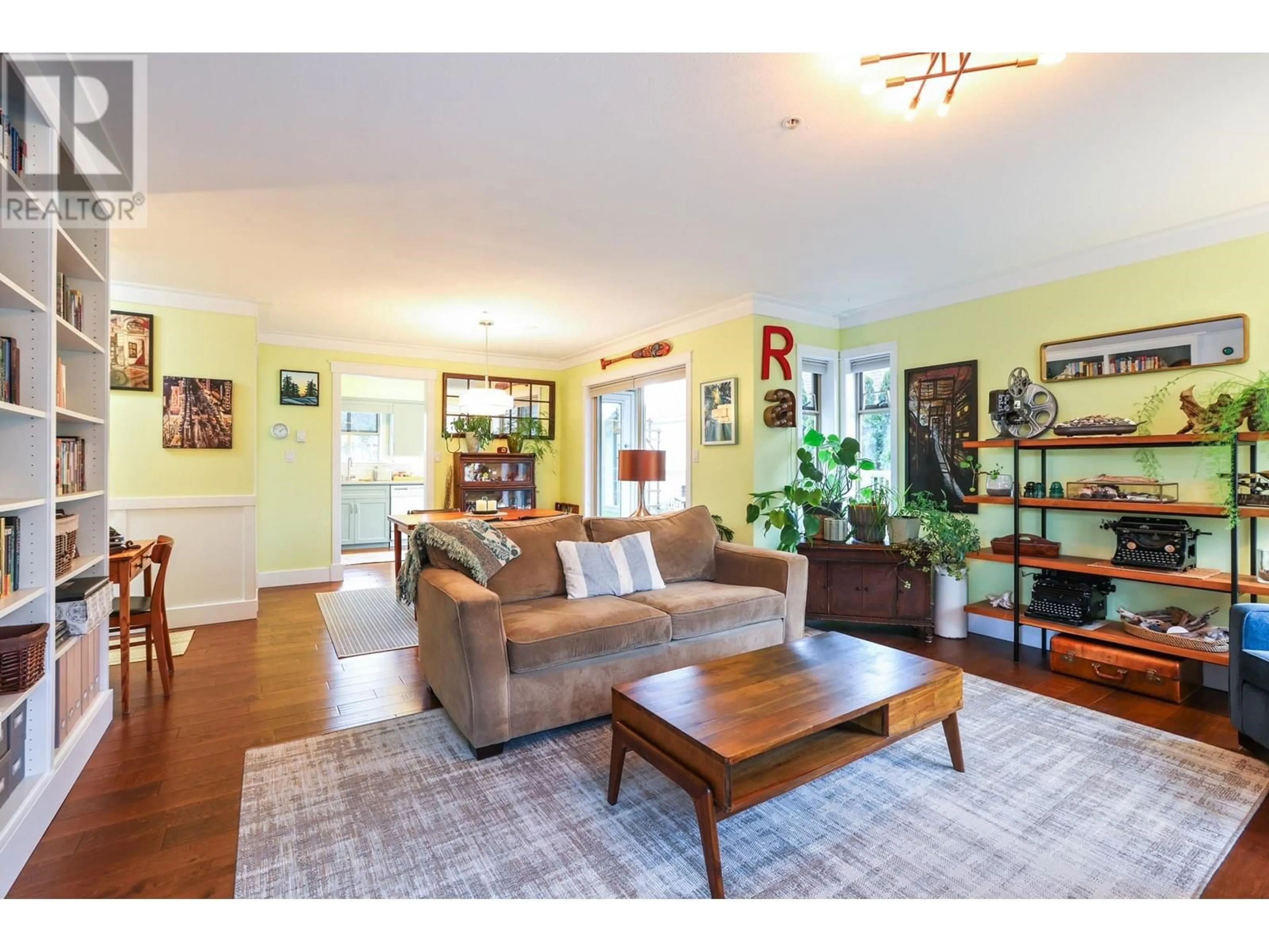 Living room with furniture, wood/laminate floor for 201 1118 55 STREET, Delta British Columbia V4M3J8