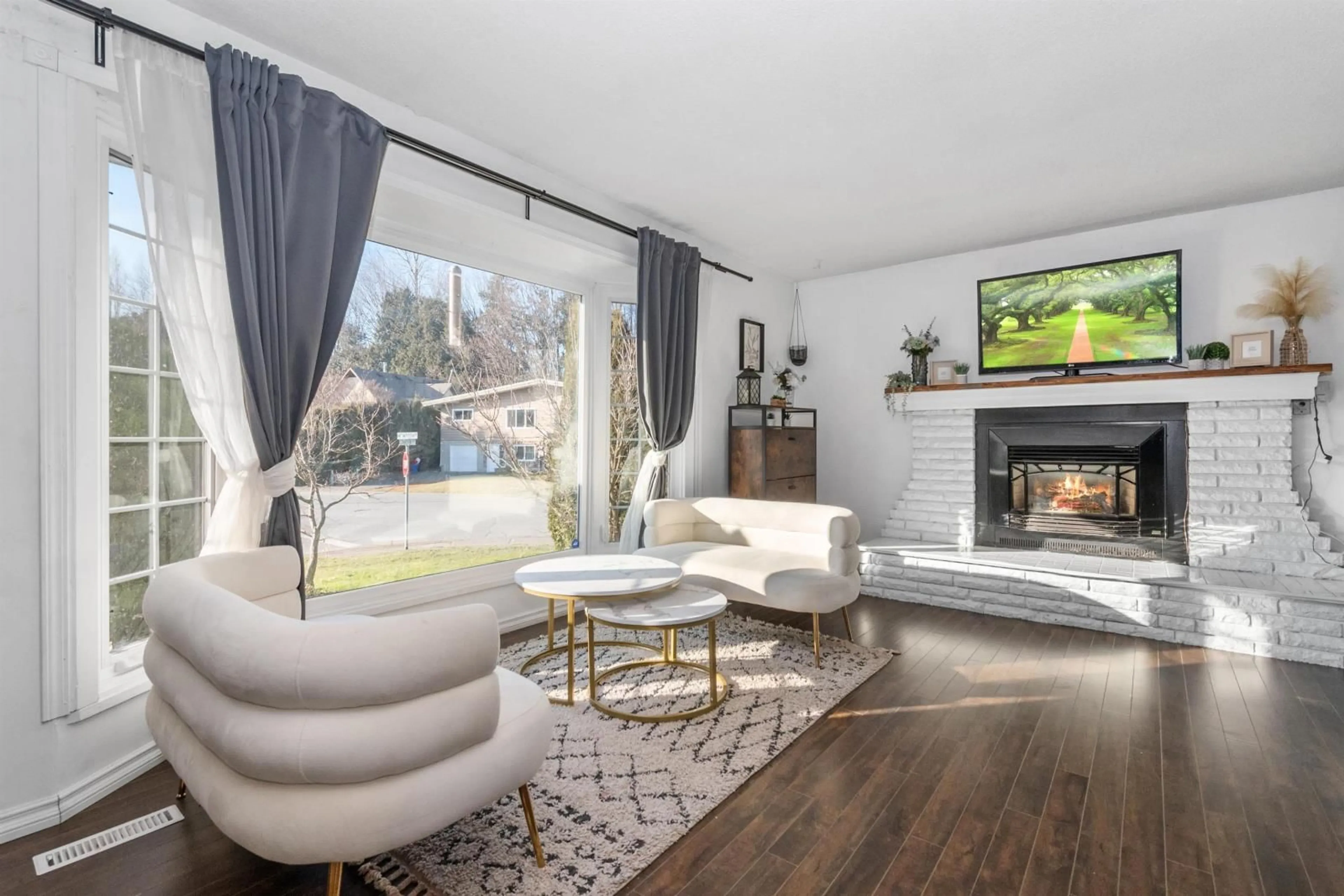 Living room with furniture, wood/laminate floor for 45492 SPARTAN CRESCENT|Chilliwack Proper, Chilliwack British Columbia V2P6V2