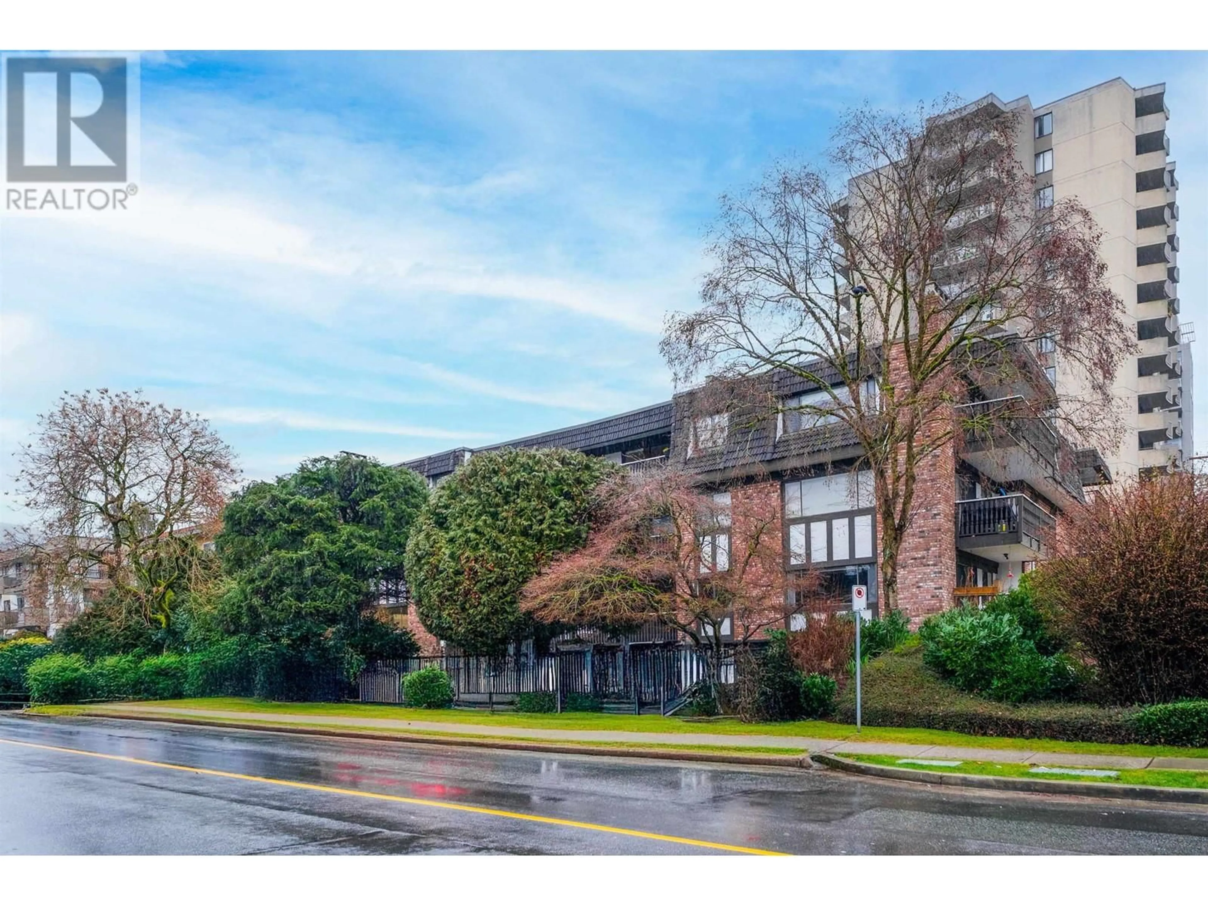 Blurry image for 207 1610 CHESTERFIELD AVENUE, North Vancouver British Columbia V7N2N7