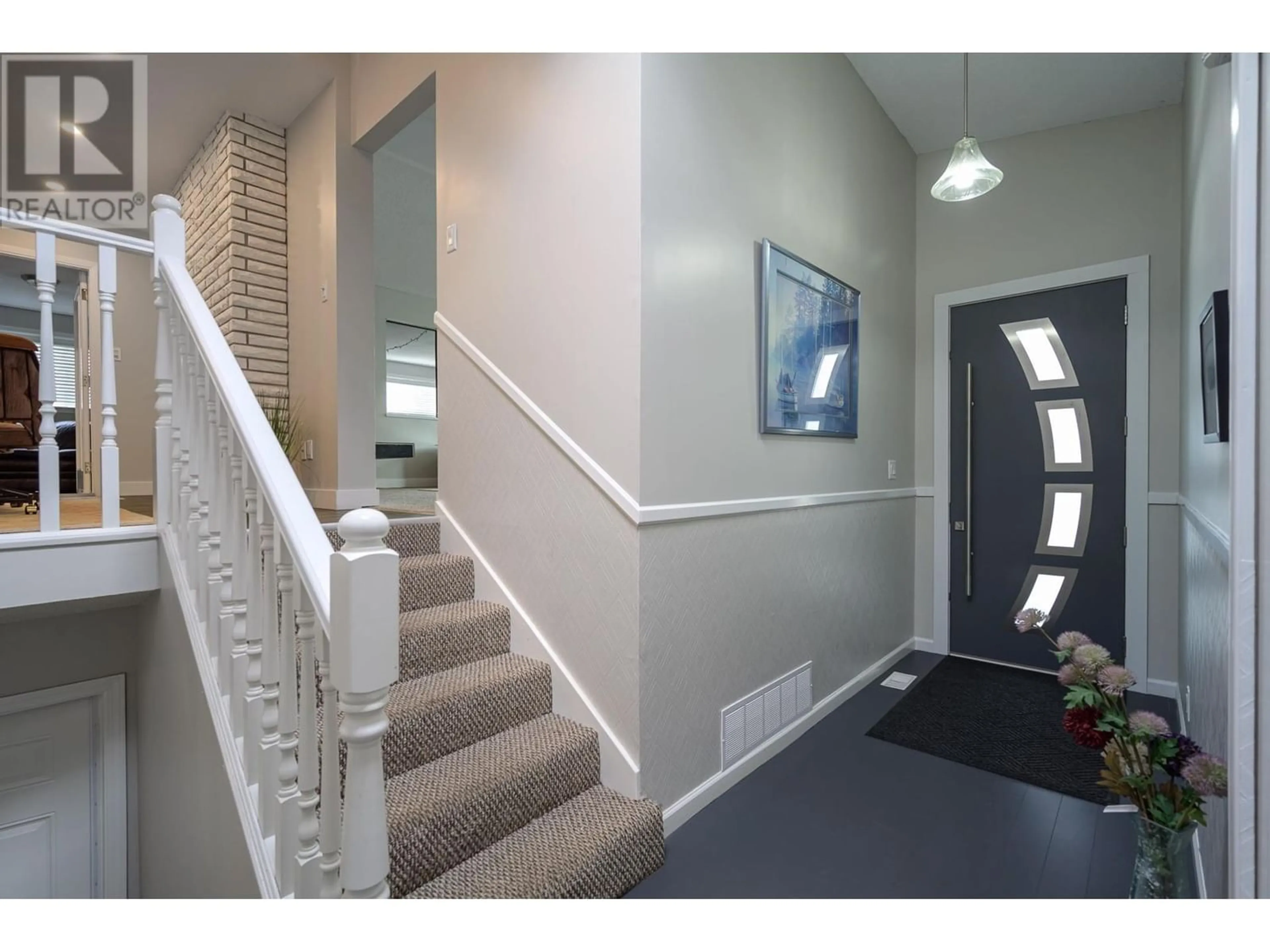 Indoor foyer for 395 52 STREET, Delta British Columbia V4M2Y5