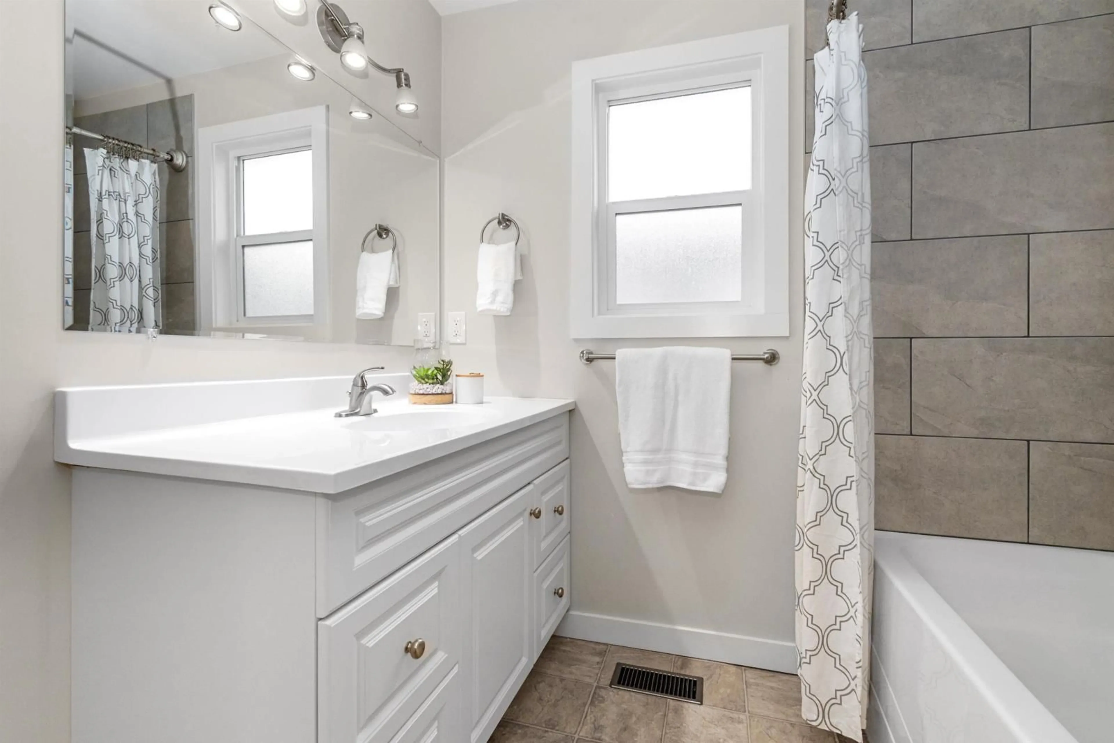 Standard bathroom, ceramic/tile floor for 3 5648 VEDDER ROAD|Vedder Crossing, Chilliwack British Columbia V2R3M8