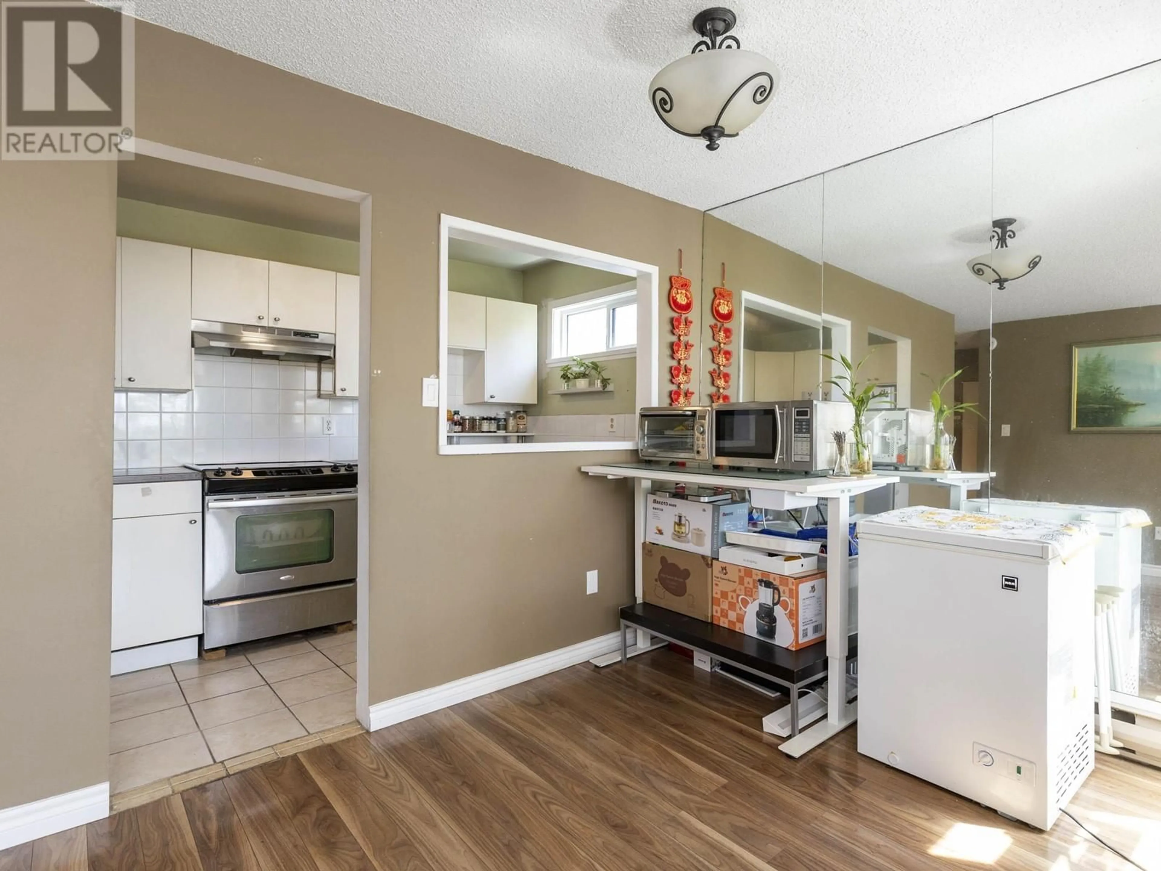 Open concept kitchen, unknown for 205 215 MOWAT STREET, New Westminster British Columbia V3M4B1