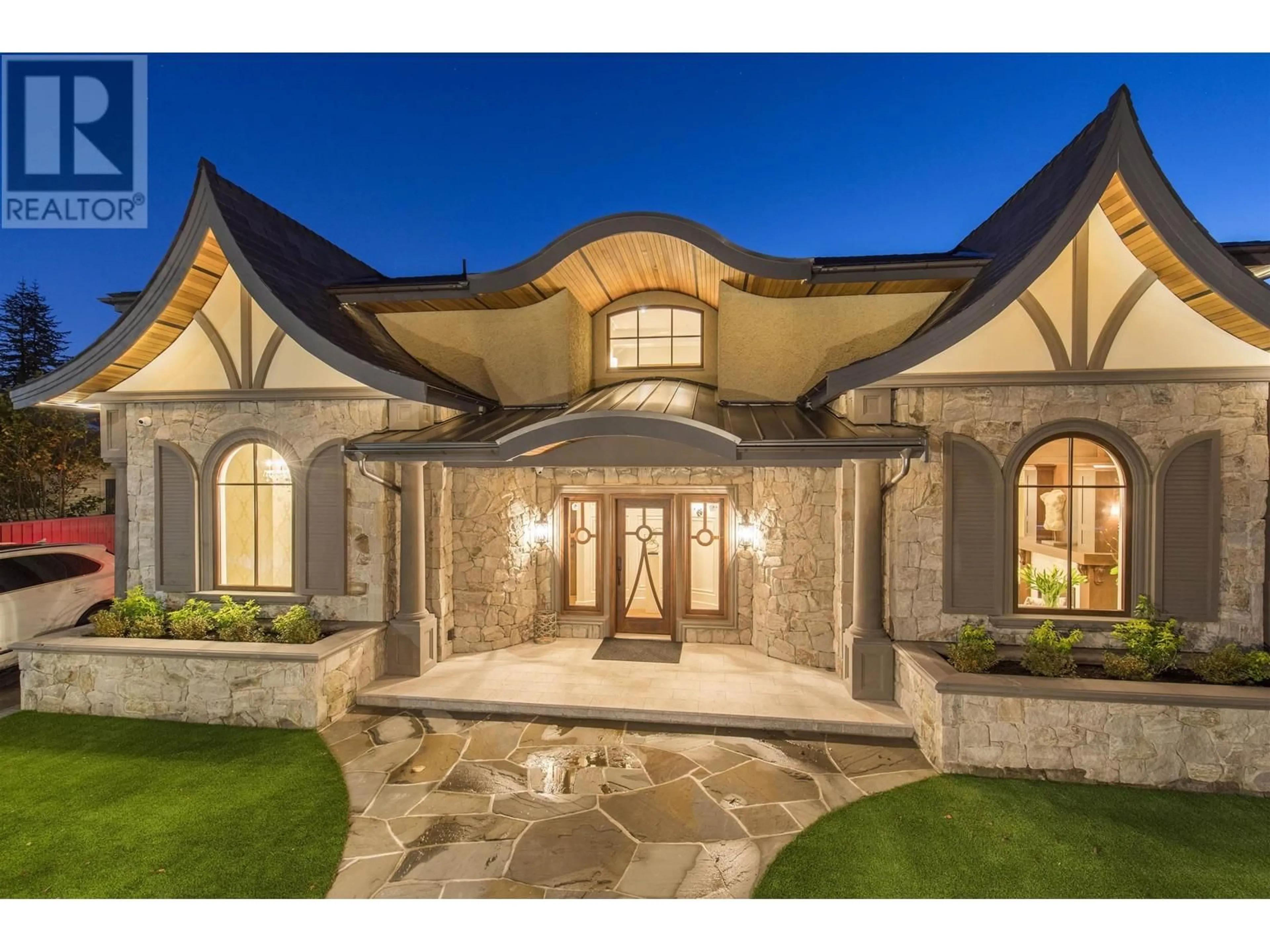 Indoor entryway for 2809 EDGEMONT BOULEVARD, North Vancouver British Columbia V7R2N3