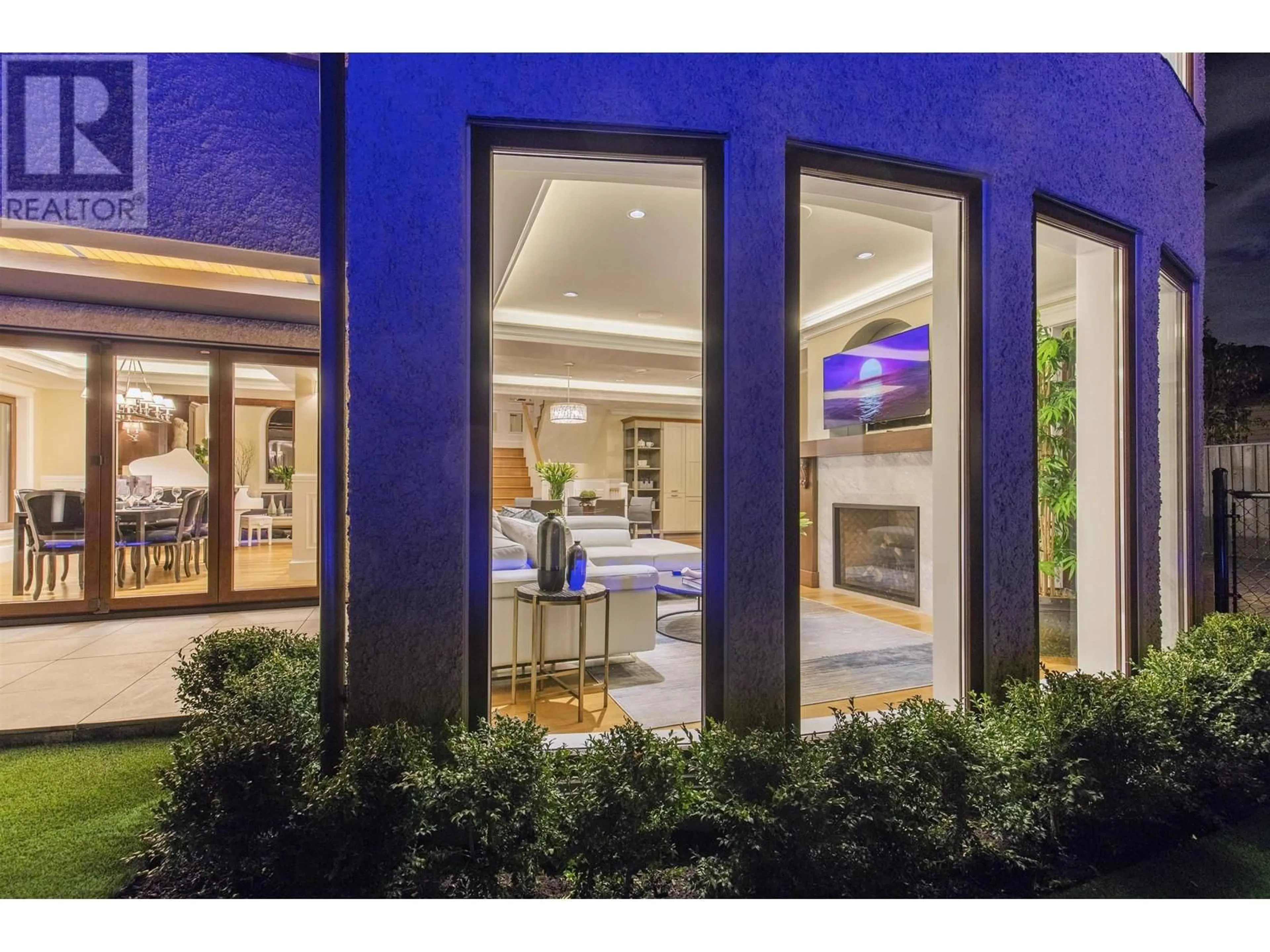 Indoor foyer for 2809 EDGEMONT BOULEVARD, North Vancouver British Columbia V7R2N3
