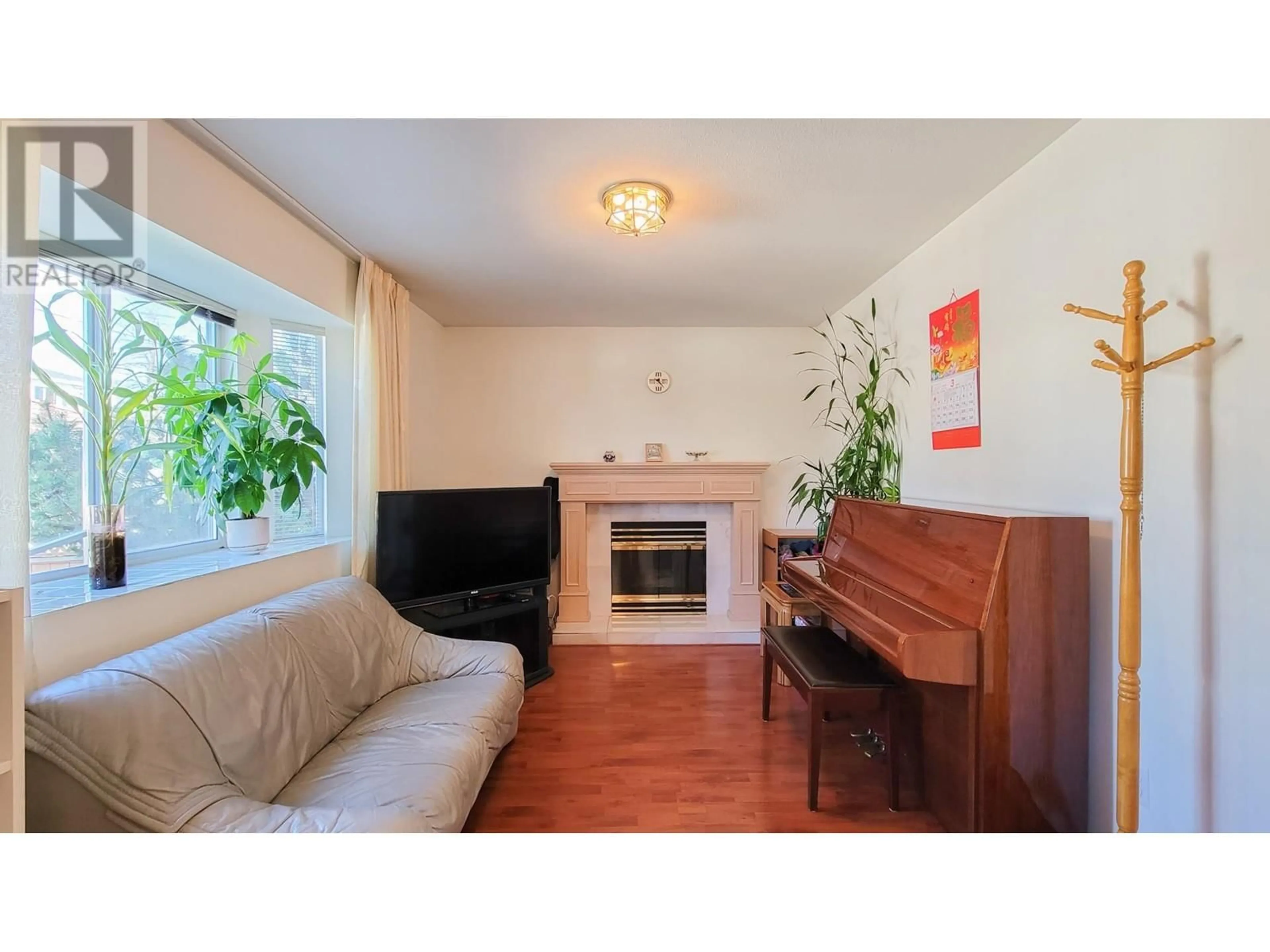 Living room with furniture, wood/laminate floor for 7607 OSLER STREET, Vancouver British Columbia V6P4C8