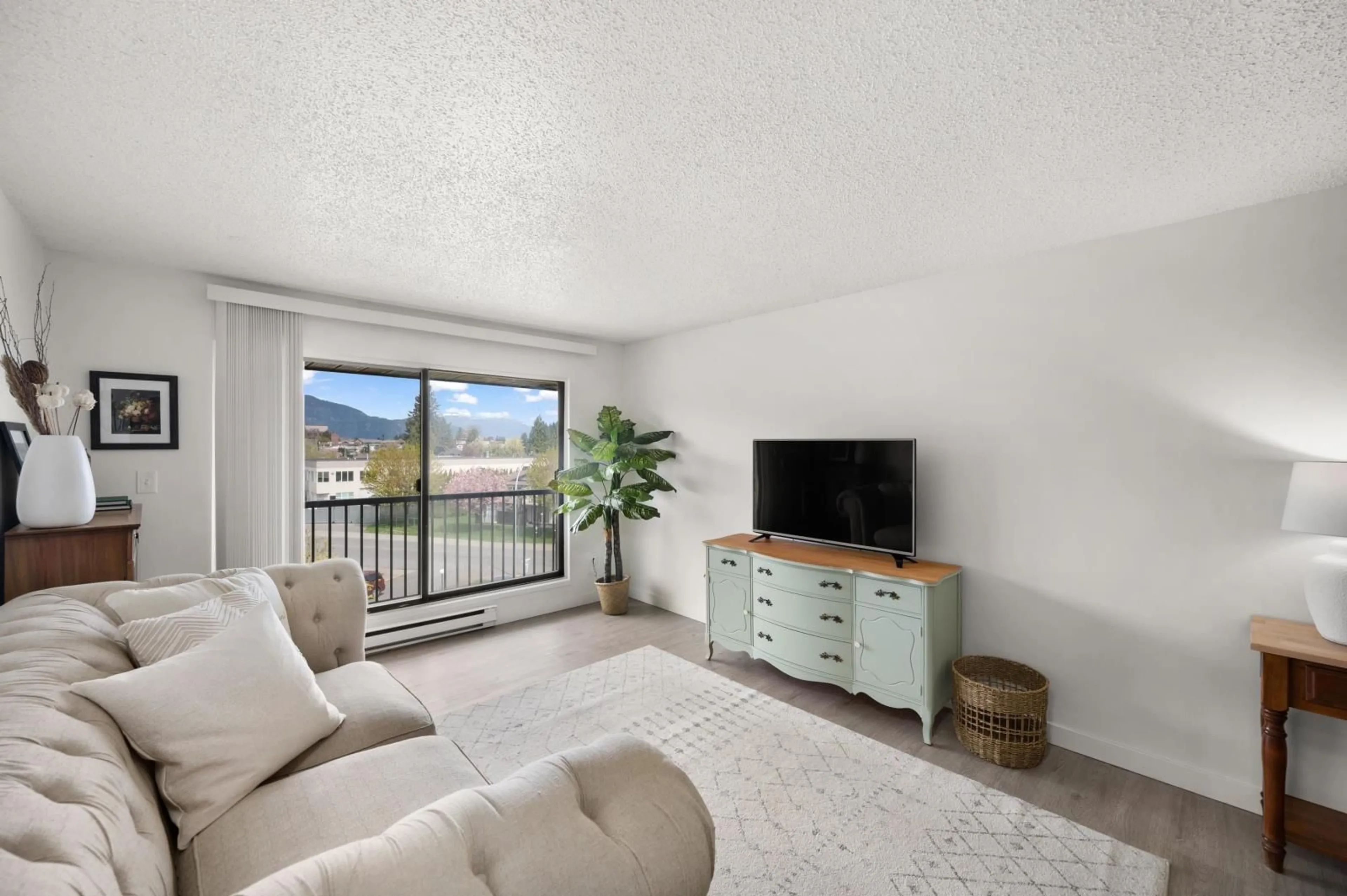 Living room with furniture, unknown for 322 - 45598 MCINTOSH DRIVE, Chilliwack British Columbia V2P7J3