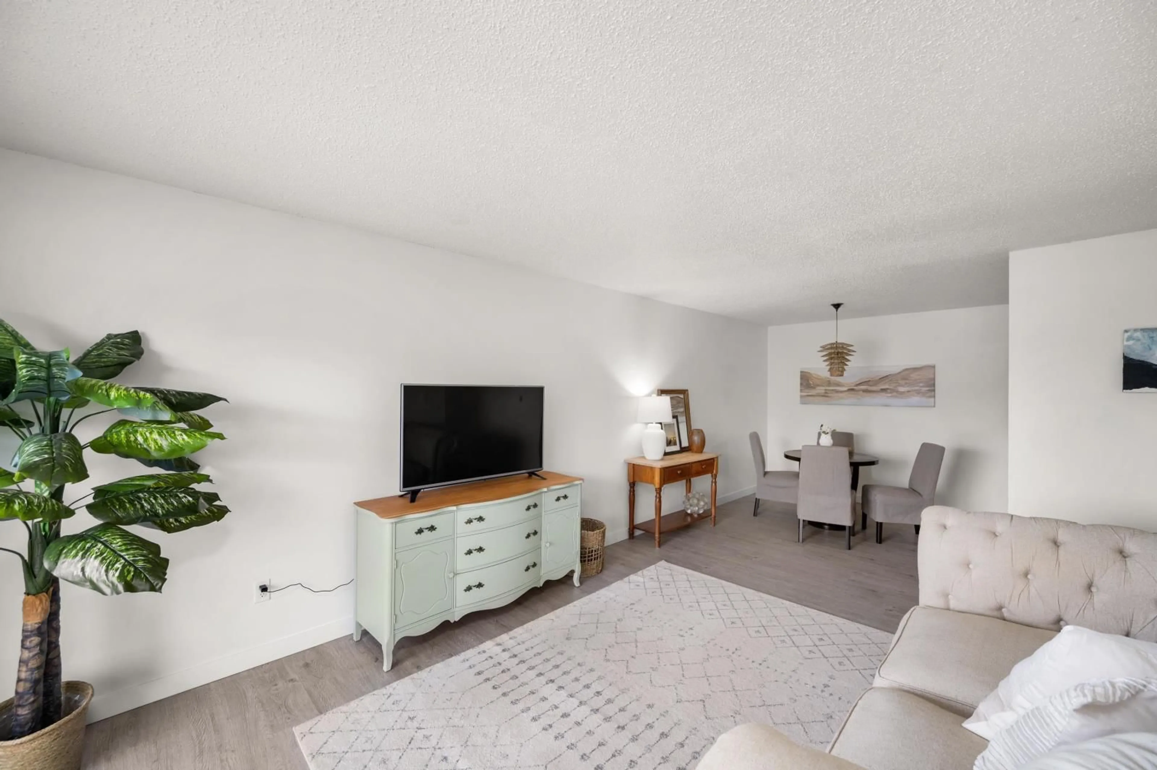 Living room with furniture, unknown for 322 - 45598 MCINTOSH DRIVE, Chilliwack British Columbia V2P7J3