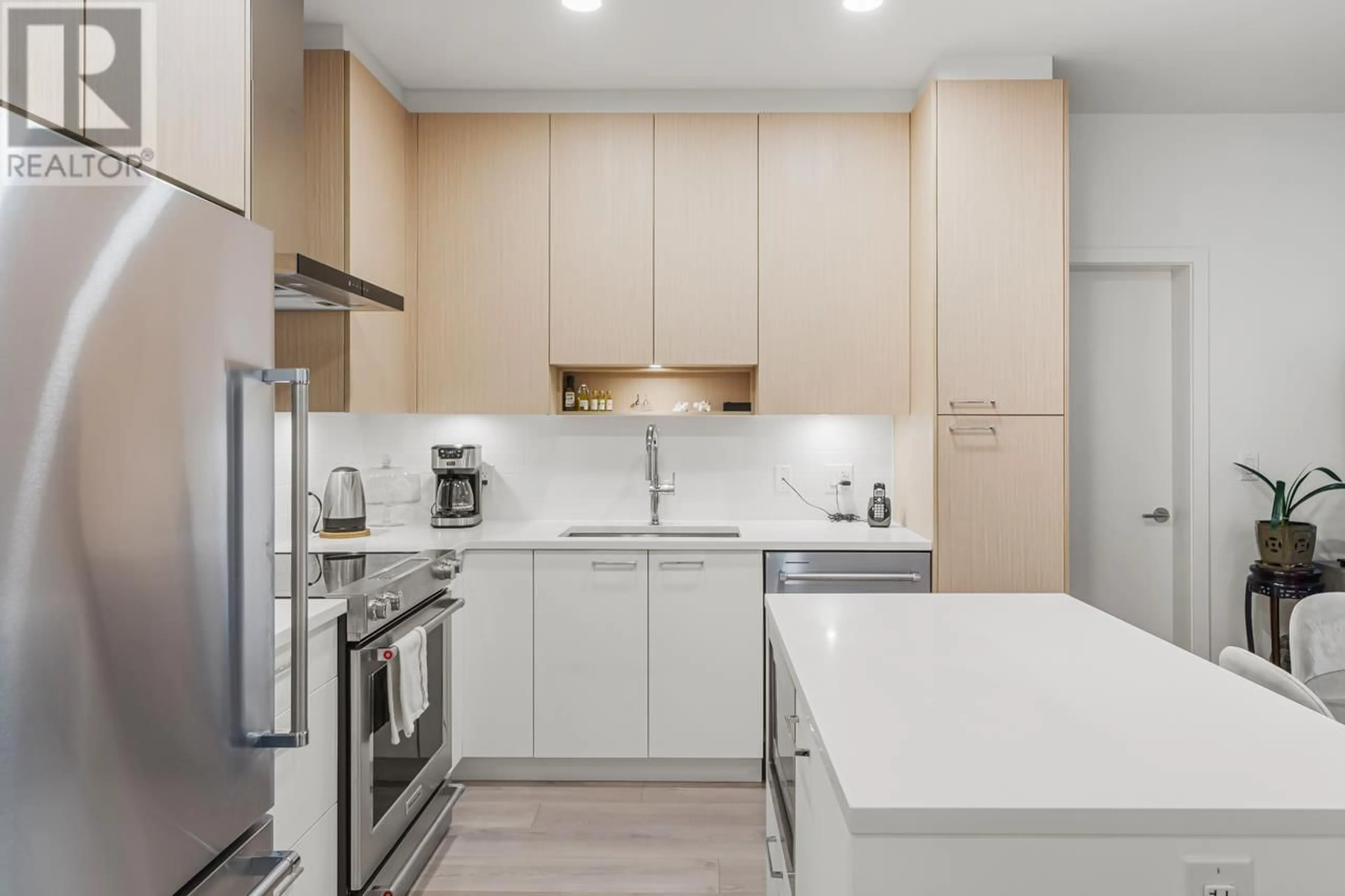 Contemporary kitchen, unknown for 121 - 7588 16TH STREET, Burnaby British Columbia V3N0H8