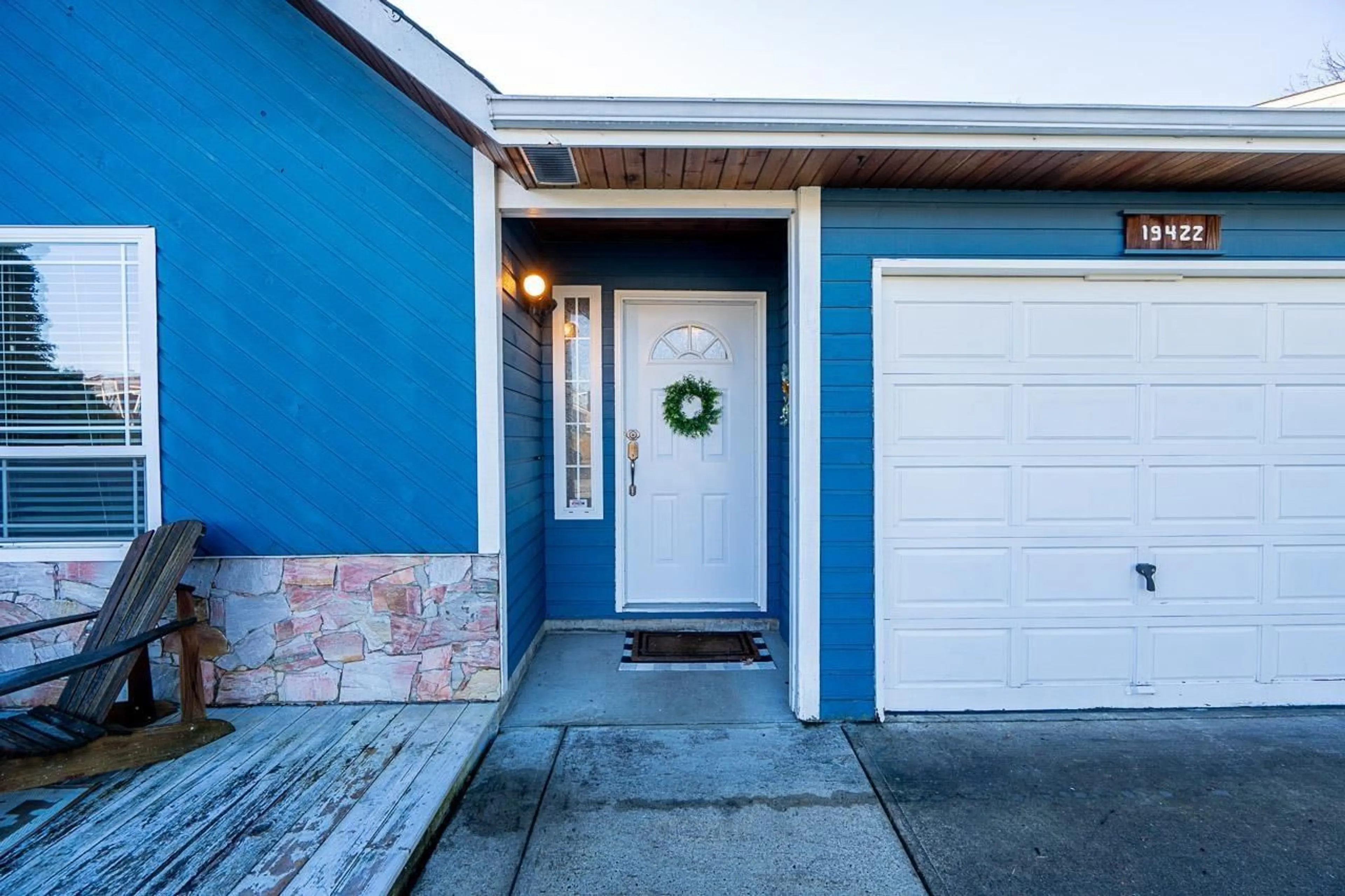 Indoor entryway for 19422 61 AVENUE, Surrey British Columbia V3S7L3