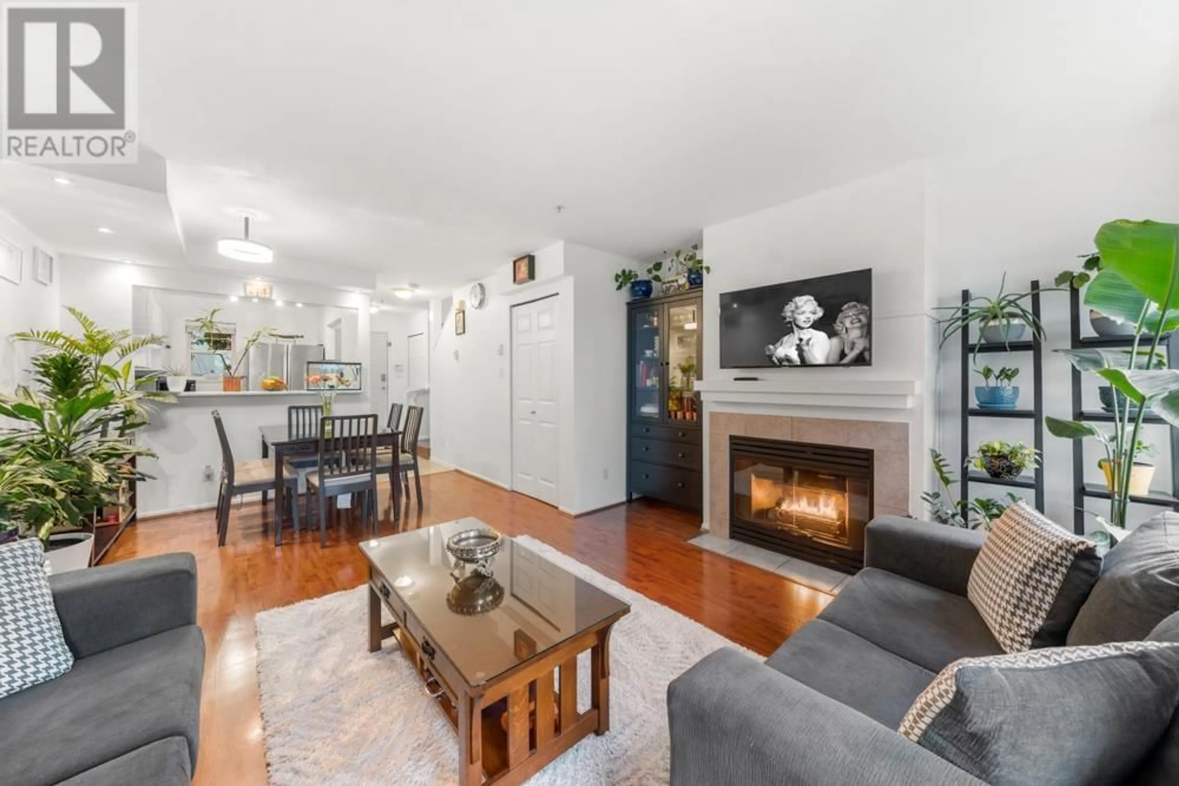 Living room with furniture, wood/laminate floor for 18 123 SEVENTH STREET, New Westminster British Columbia V3M6Y2