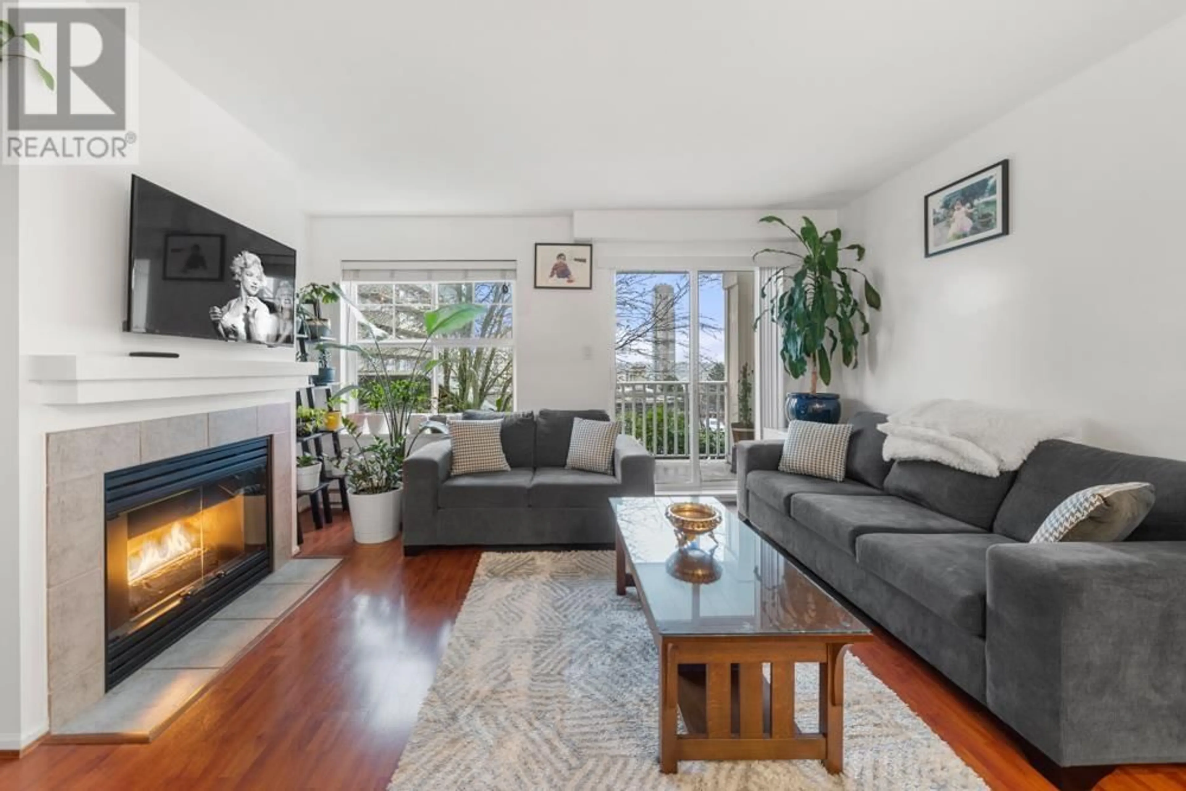 Living room with furniture, wood/laminate floor for 18 123 SEVENTH STREET, New Westminster British Columbia V3M6Y2