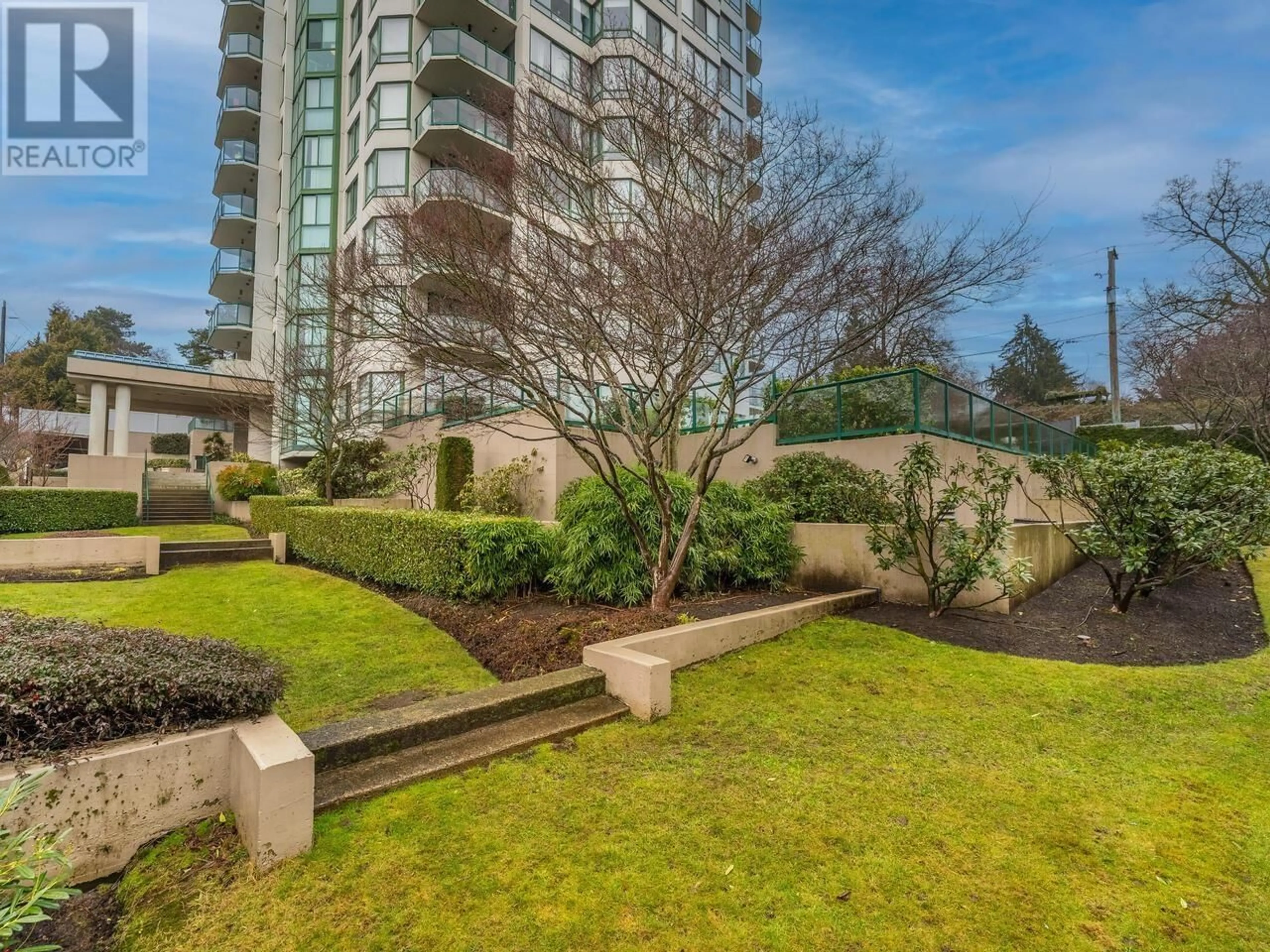 A pic from outside/outdoor area/front of a property/back of a property/a pic from drone, water/lake/river/ocean view for 701 121 TENTH STREET, New Westminster British Columbia V3M3X7