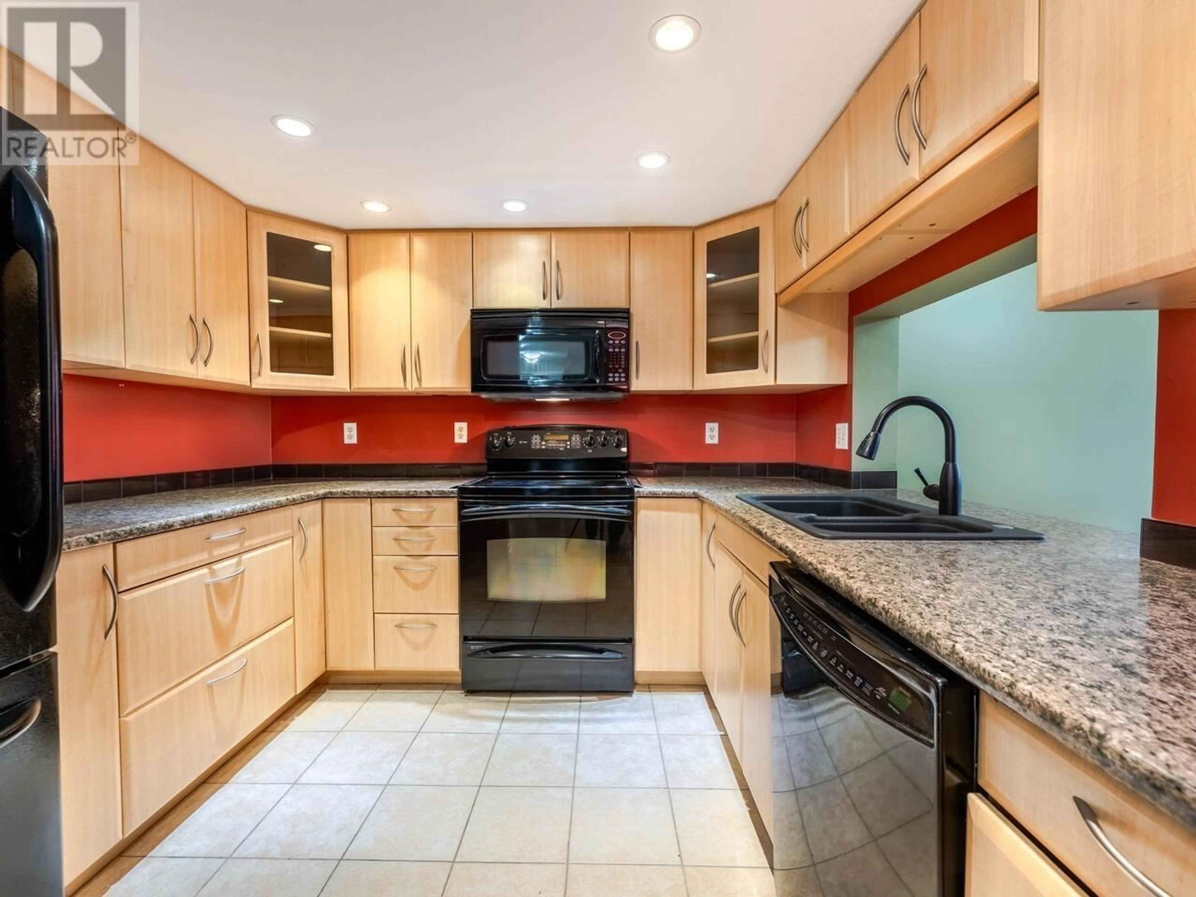 Standard kitchen, ceramic/tile floor for 701 121 TENTH STREET, New Westminster British Columbia V3M3X7