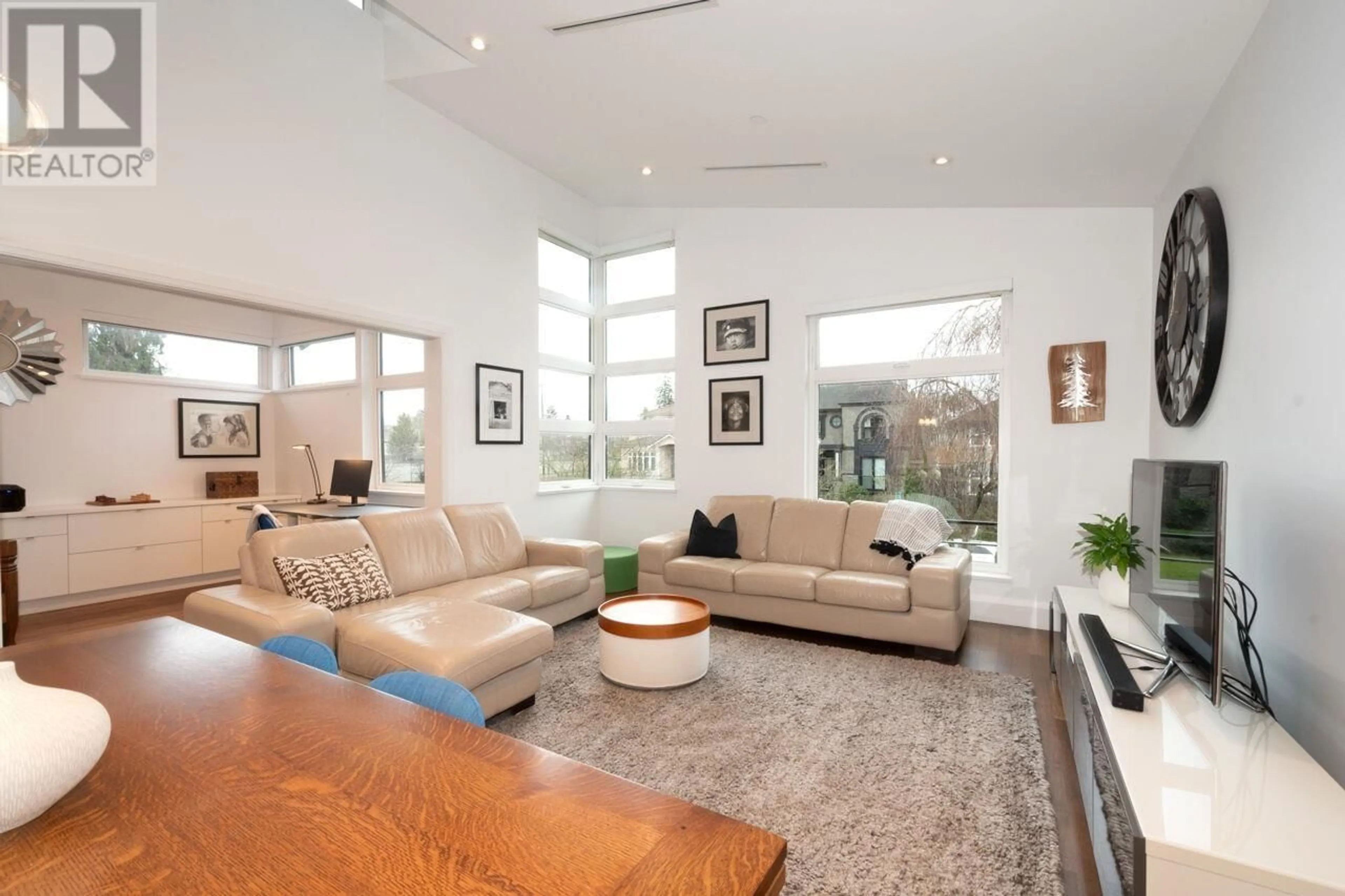 Living room with furniture, unknown for 117 26TH AVENUE, Vancouver British Columbia V5Y2J6