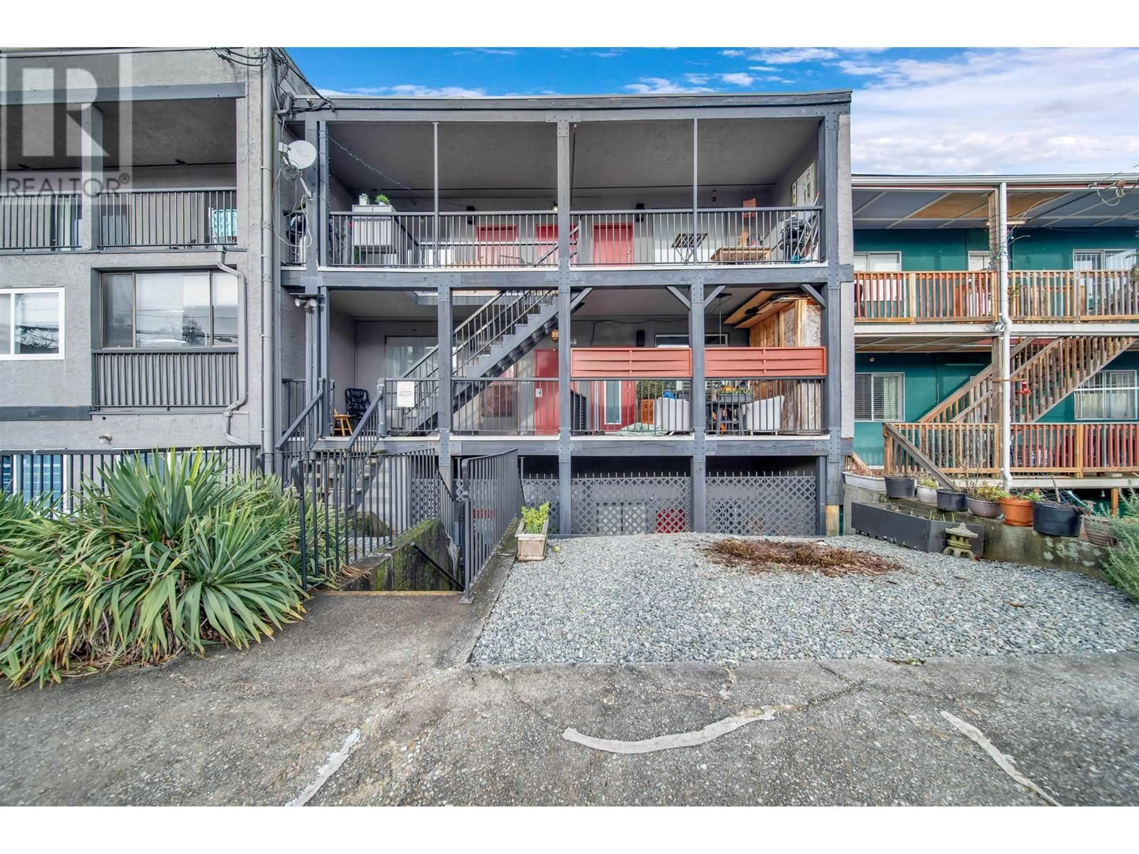 A pic from outside/outdoor area/front of a property/back of a property/a pic from drone, building for 2 862 E BROADWAY, Vancouver British Columbia V5T1Y1