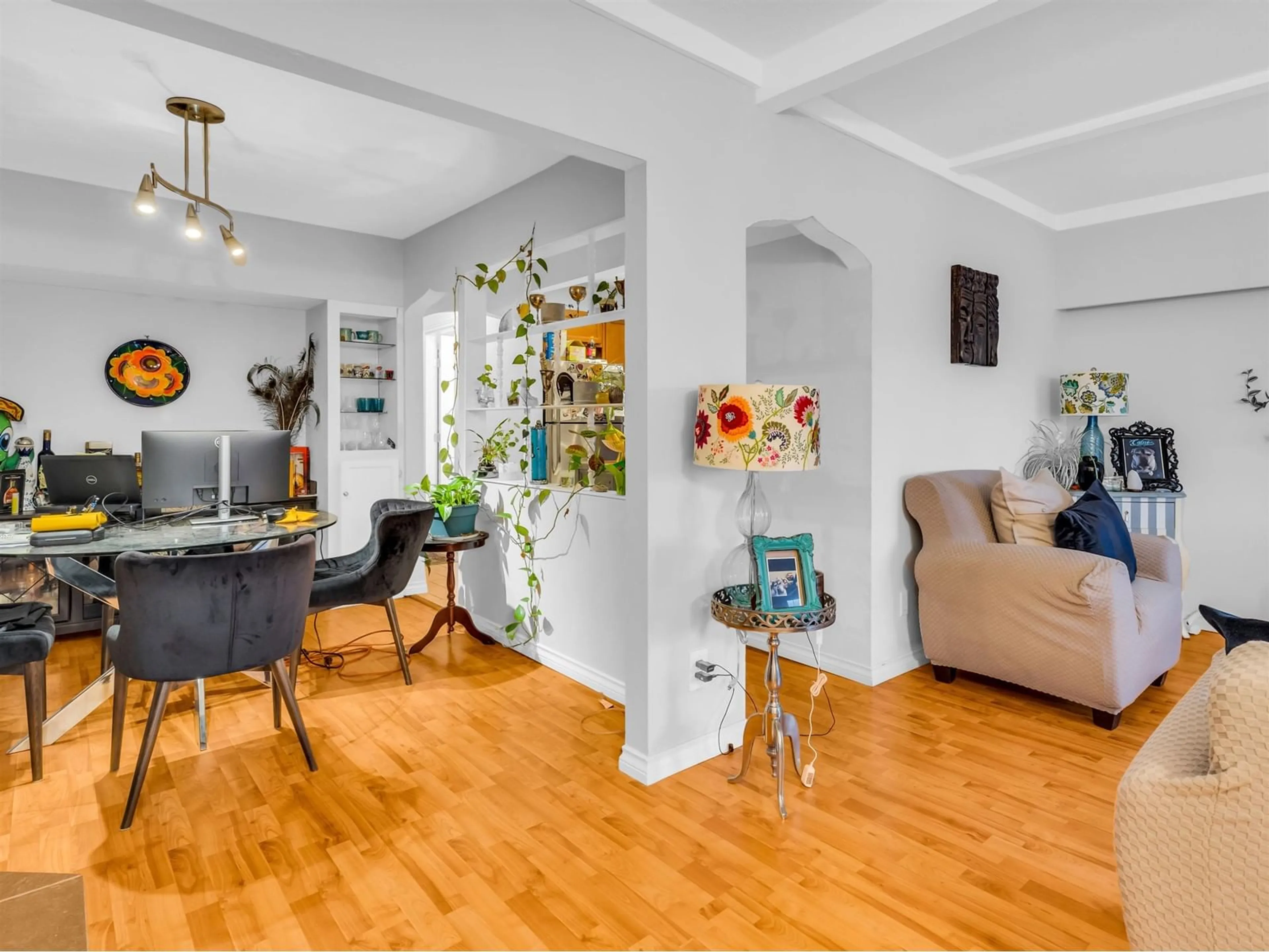 Living room with furniture, wood/laminate floor for 852 STEVENS STREET, Surrey British Columbia V4B4X2