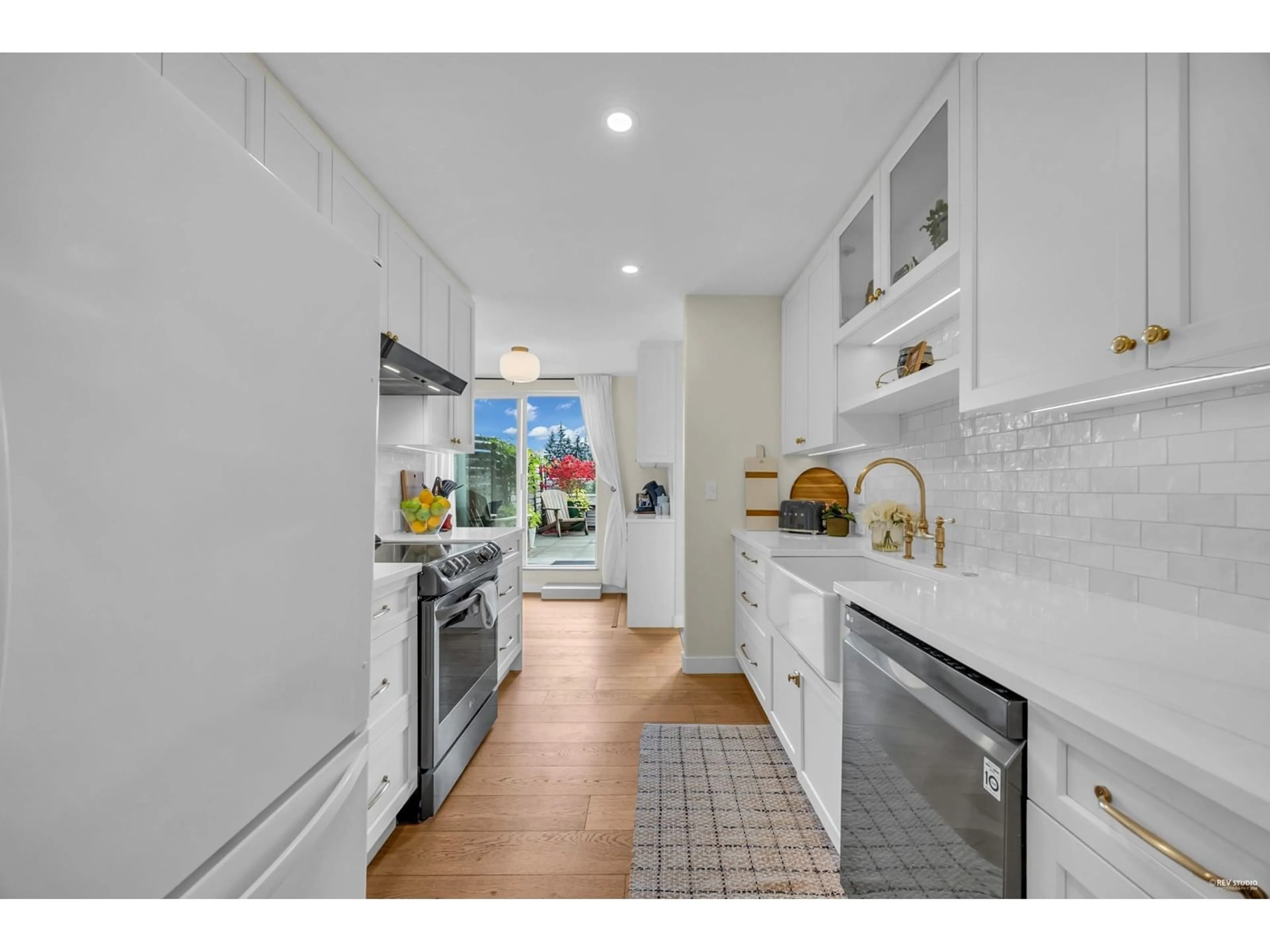 Open concept kitchen, ceramic/tile floor for 309 - 8976 208, Langley British Columbia V1M2Y8