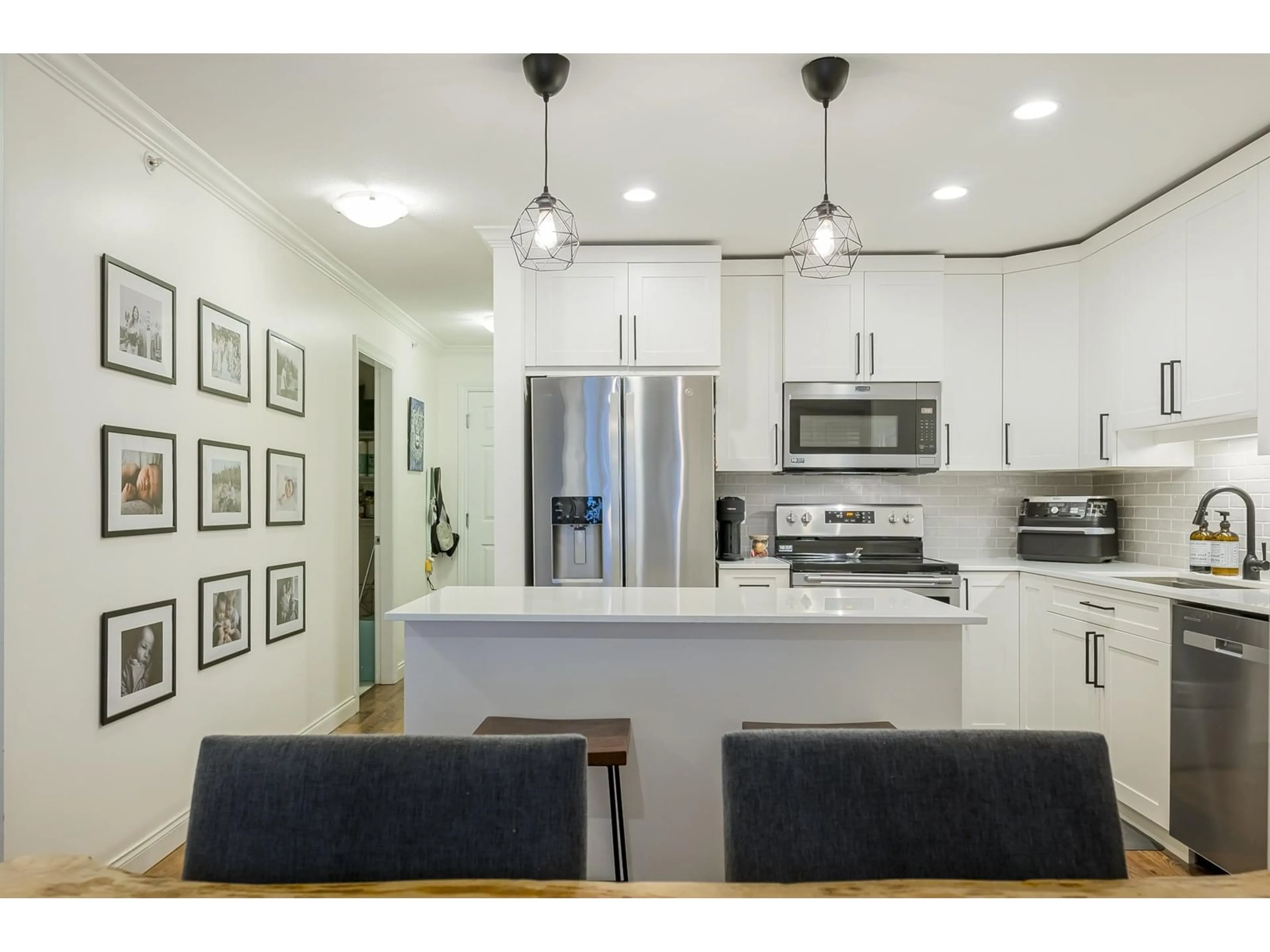 Open concept kitchen, wood/laminate floor for 409 - 5488 198, Langley British Columbia V3A1G2