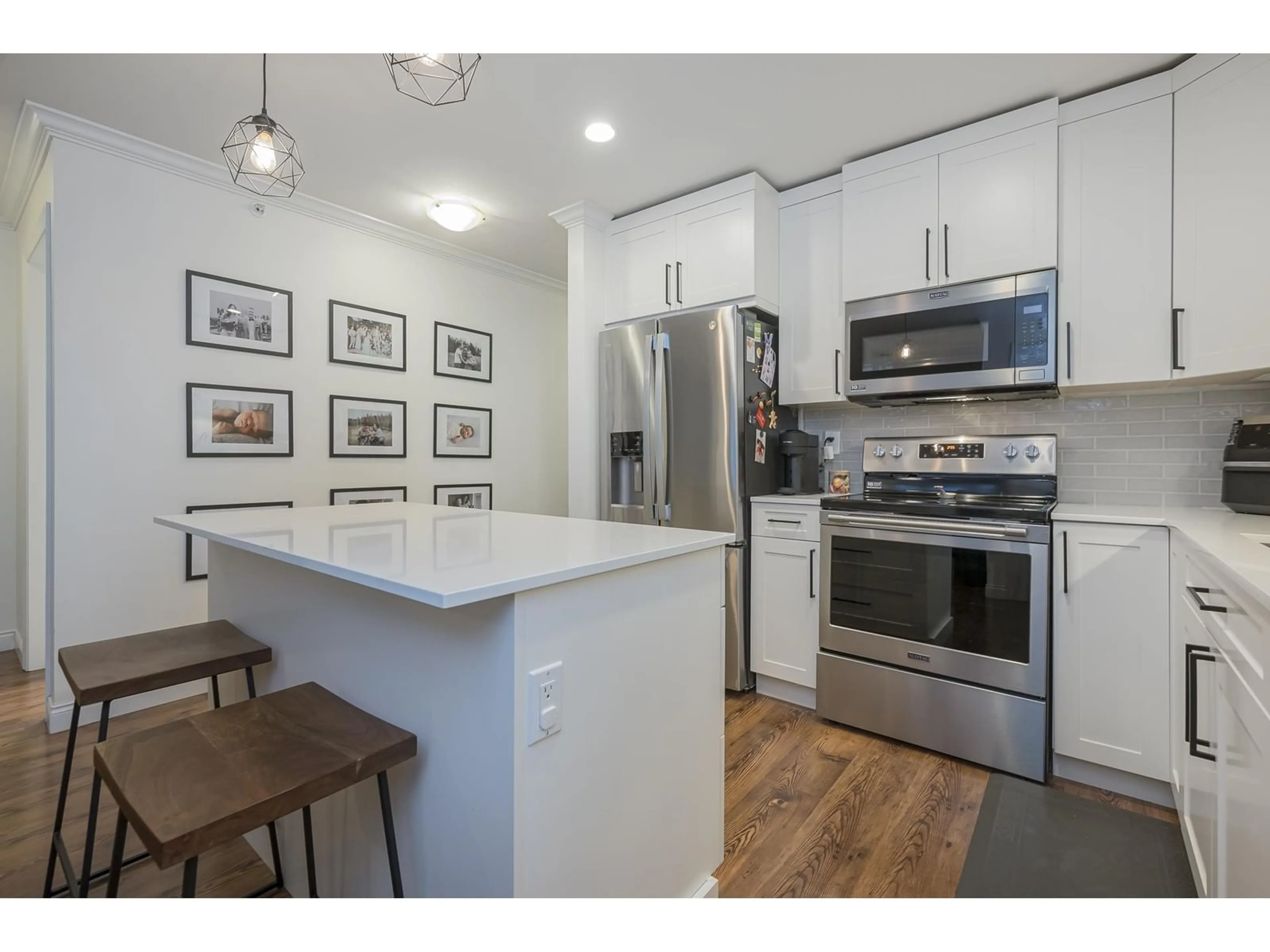 Open concept kitchen, wood/laminate floor for 409 - 5488 198, Langley British Columbia V3A1G2
