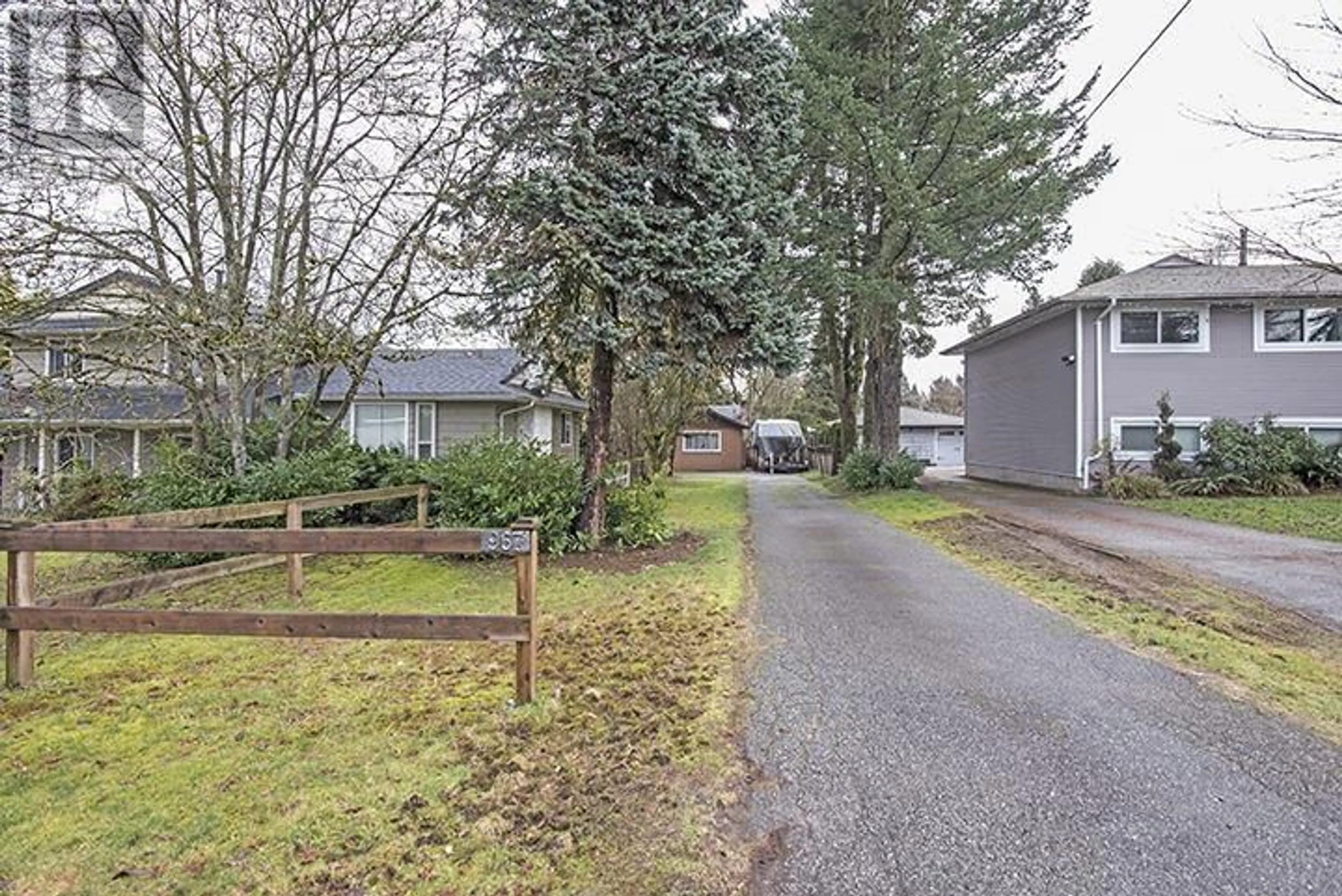 A pic from outside/outdoor area/front of a property/back of a property/a pic from drone, street for 967 LILLIAN STREET, Coquitlam British Columbia V3J5C6