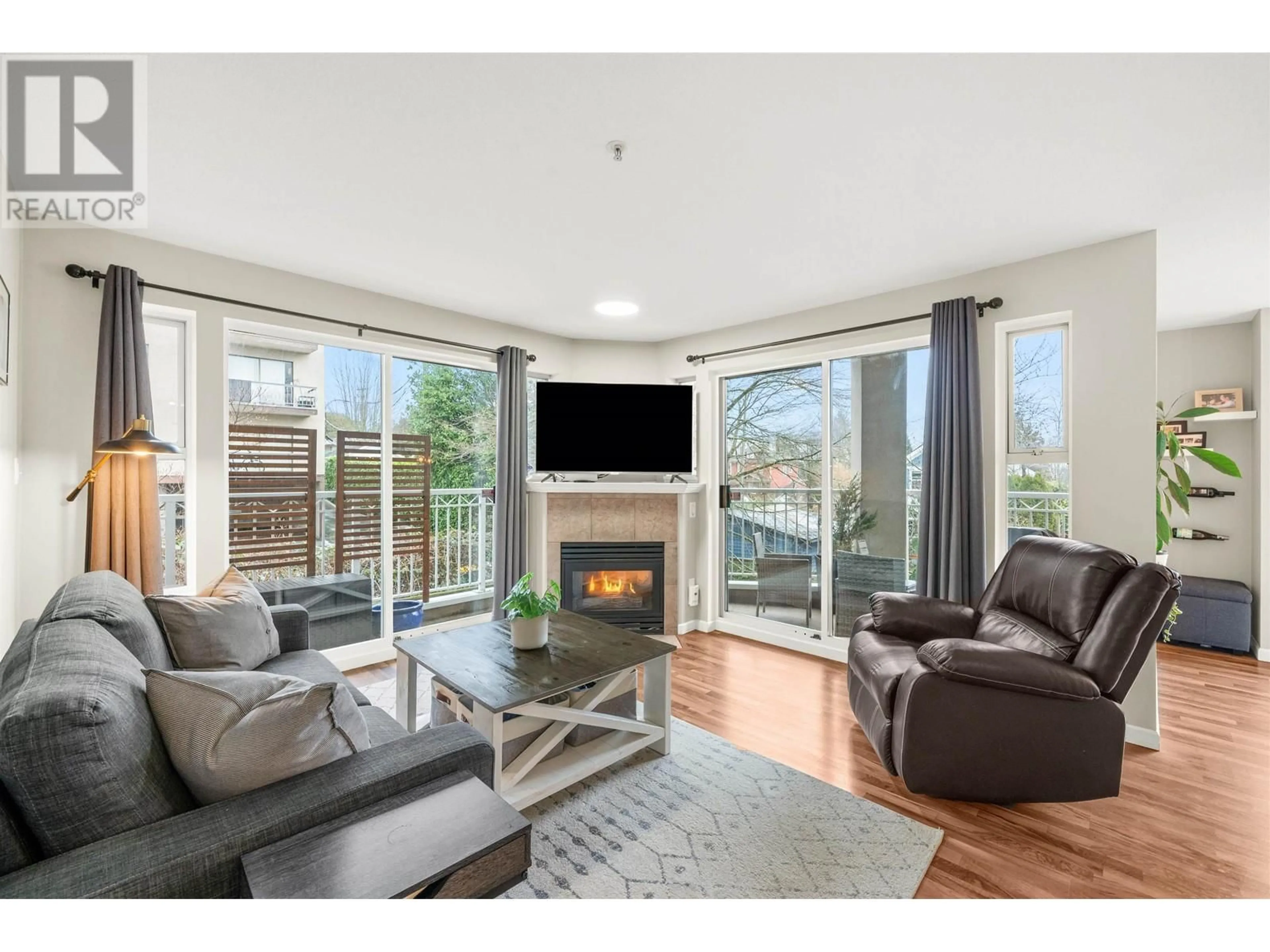 Living room with furniture, wood/laminate floor for 303 519 TWELFTH STREET, New Westminster British Columbia V3M6V9