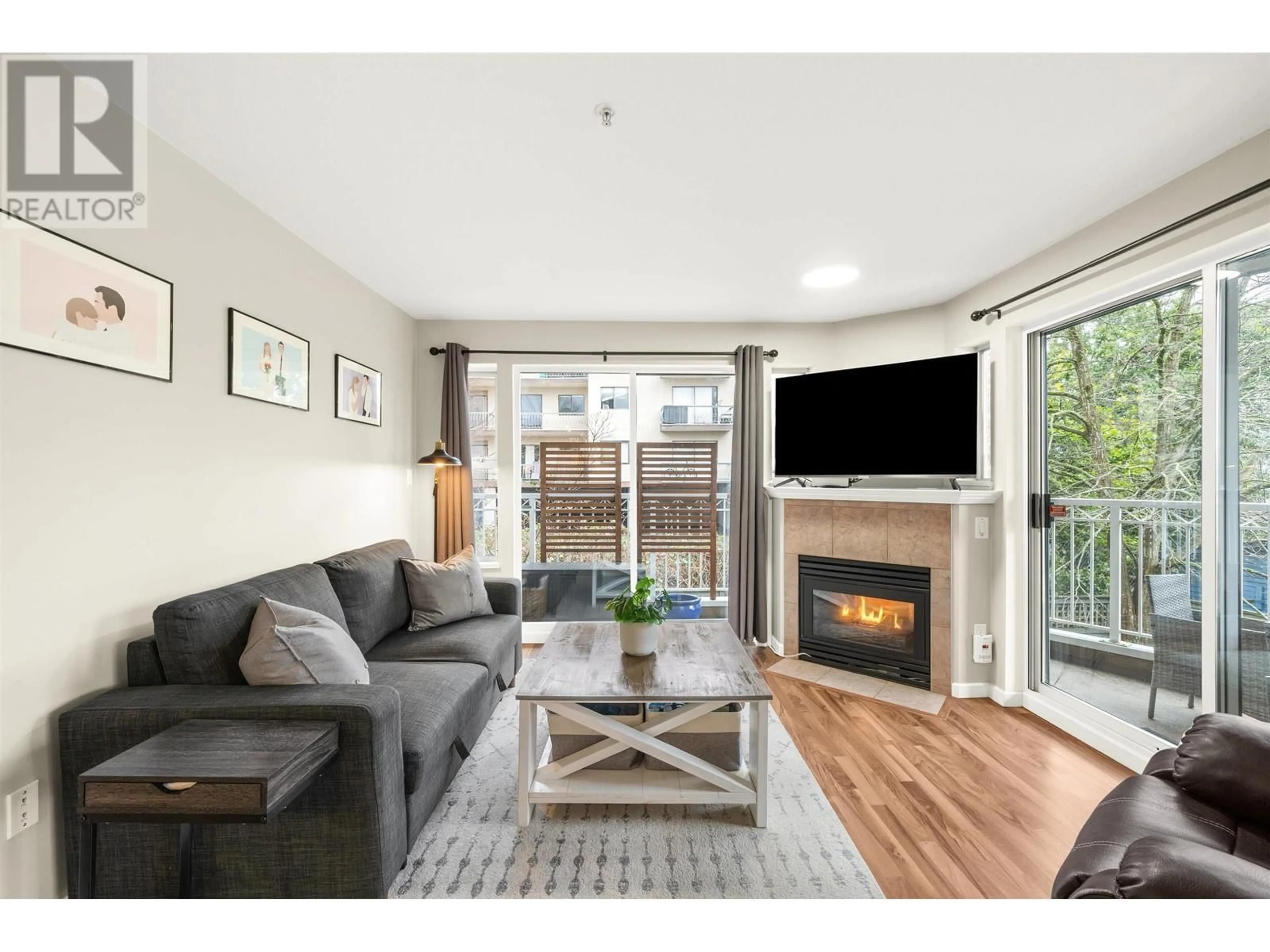 Living room with furniture, wood/laminate floor for 303 519 TWELFTH STREET, New Westminster British Columbia V3M6V9