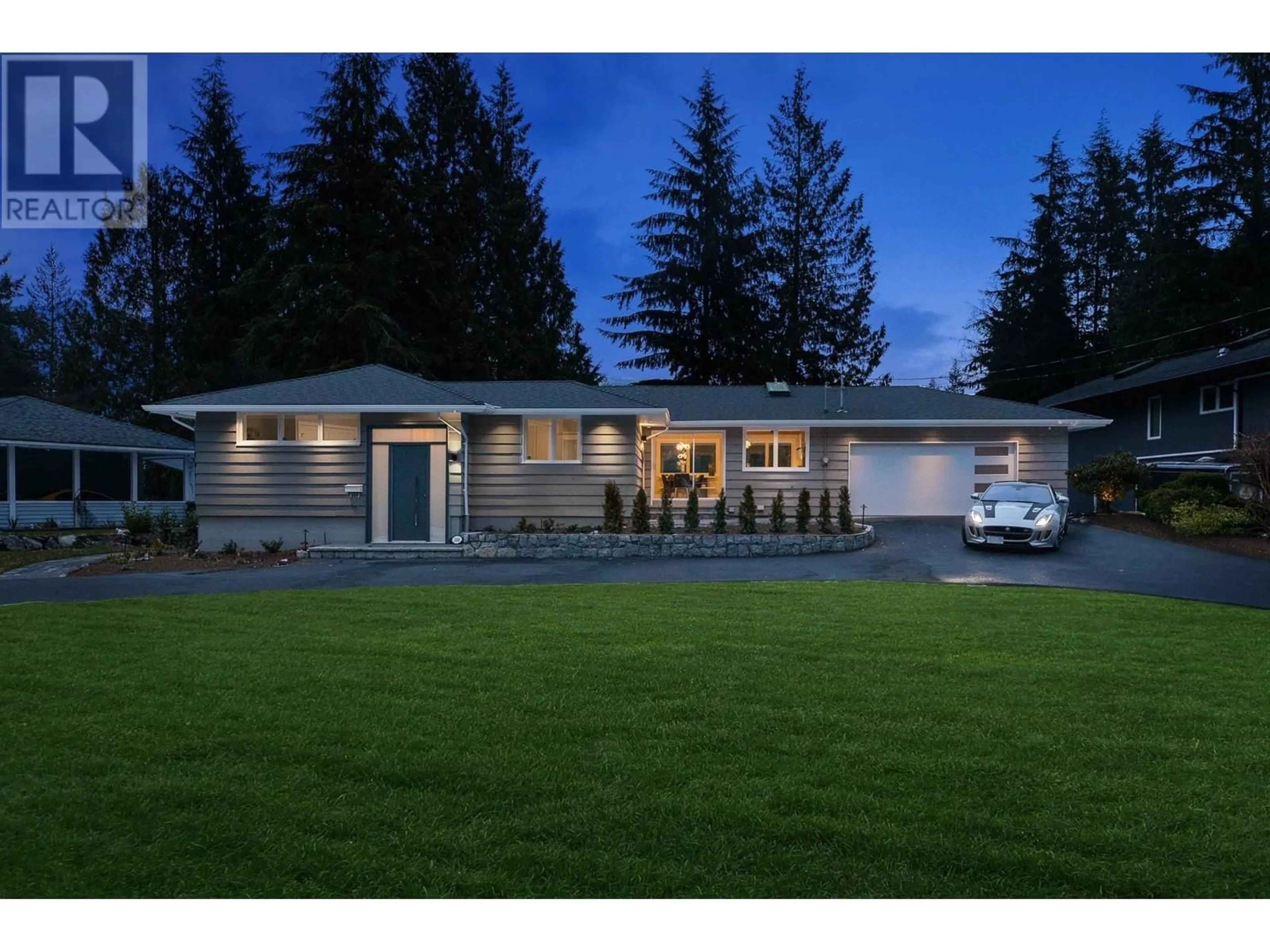 Home with vinyl exterior material, street for 368 ST. JAMES CRESCENT, West Vancouver British Columbia V7S1J8