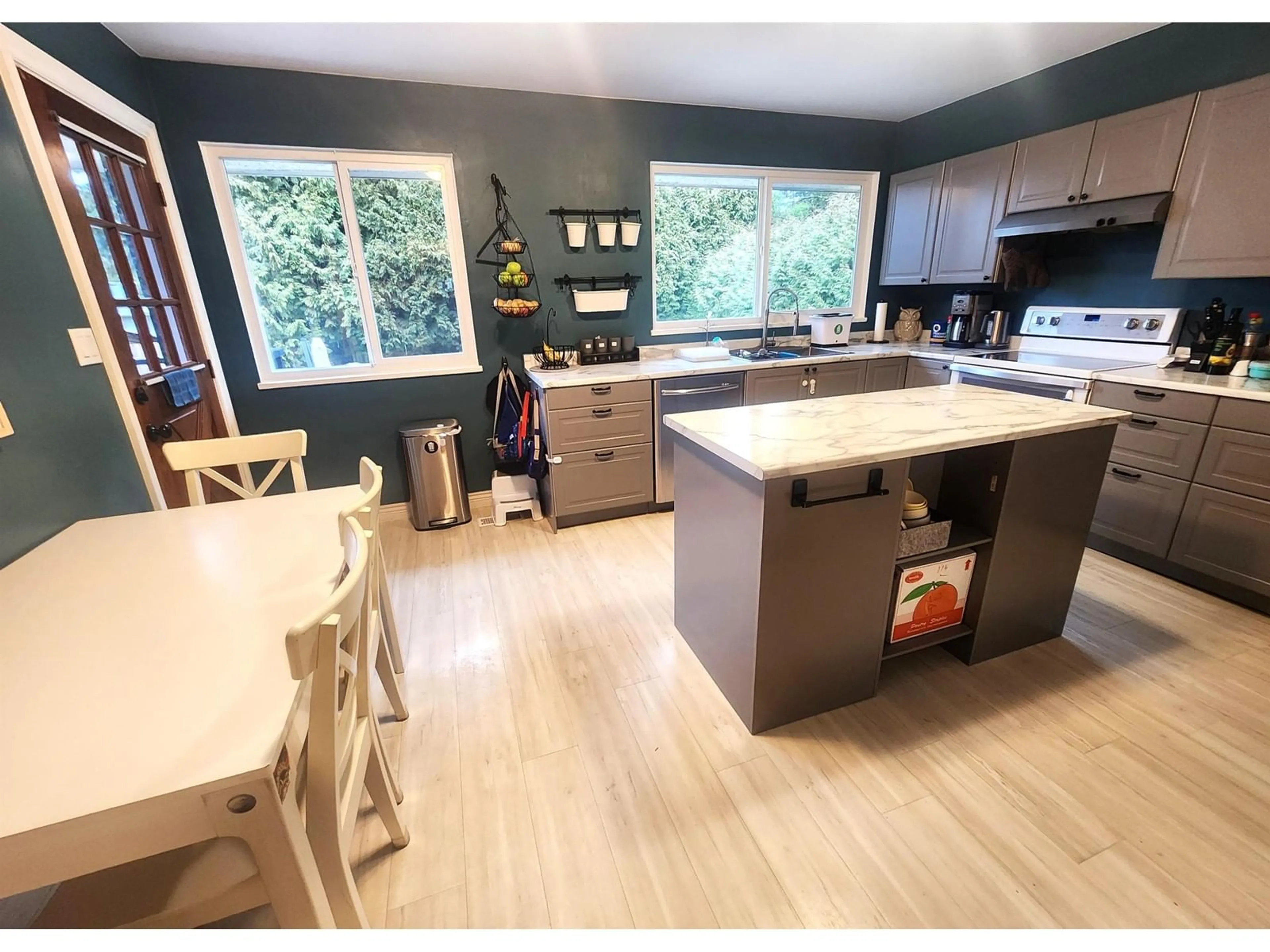 Open concept kitchen, wood/laminate floor for 11301 KENDALE PLACE, Delta British Columbia V4C3P4