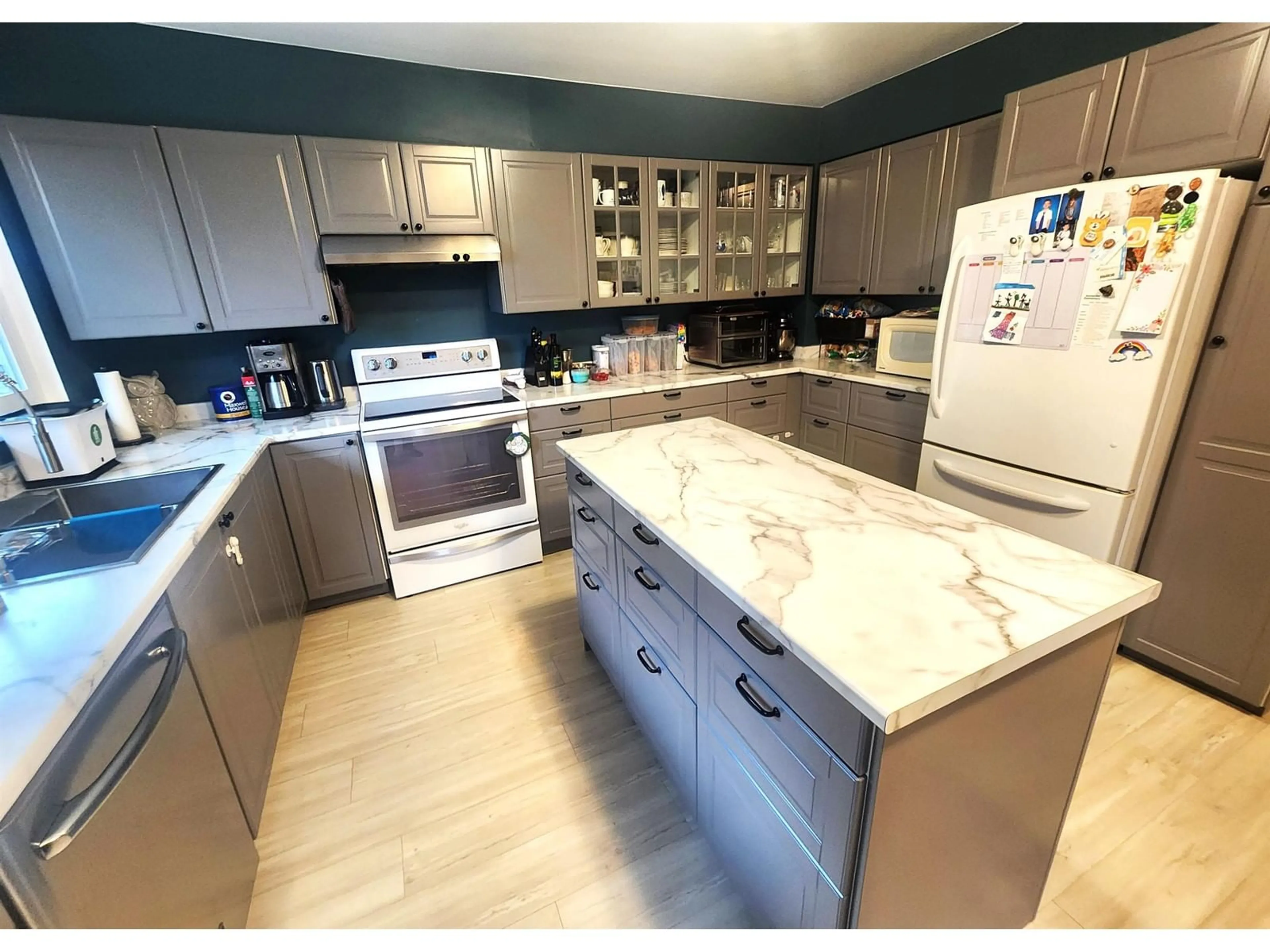 Open concept kitchen, ceramic/tile floor for 11301 KENDALE PLACE, Delta British Columbia V4C3P4