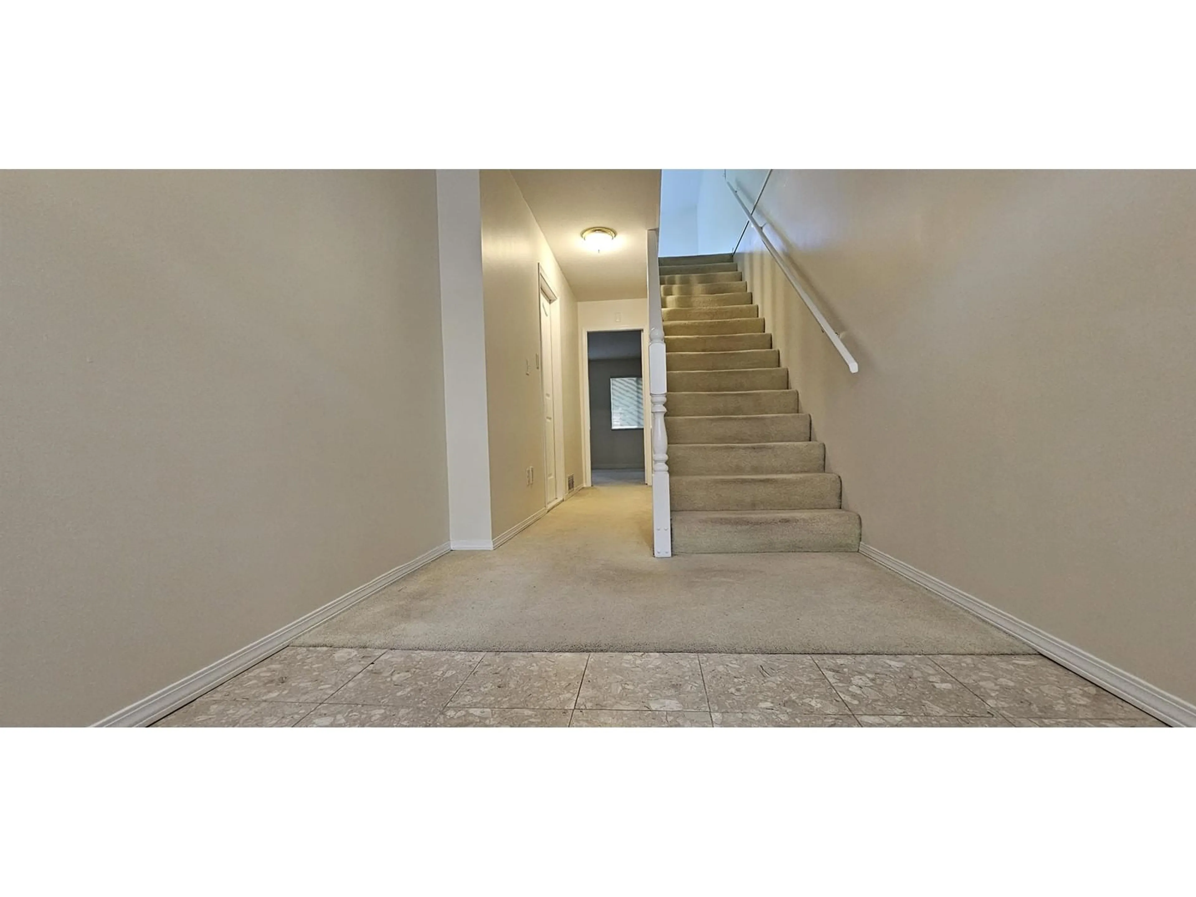 Indoor foyer for 29 10045 154 STREET, Surrey British Columbia V3R4J5