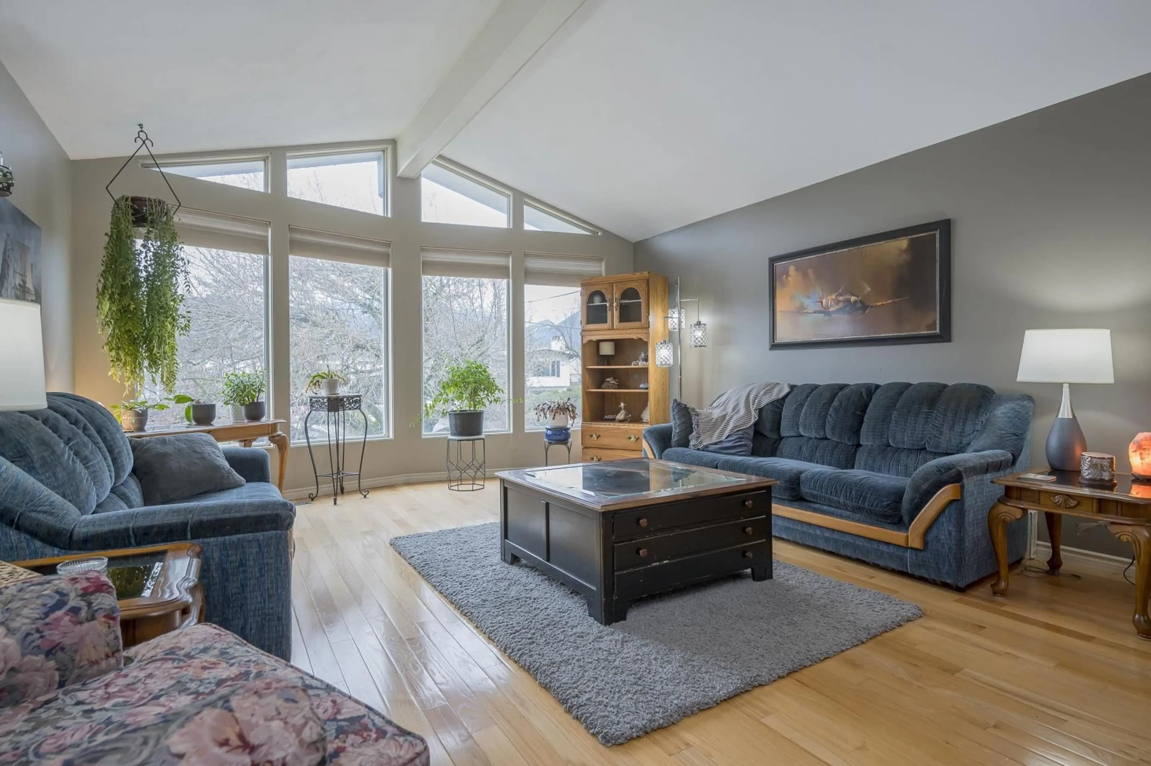 Living room with furniture, wood/laminate floor for 46084 GREENWOOD DRIVE|Sardis East Vedder, Chilliwack British Columbia V2R4C9