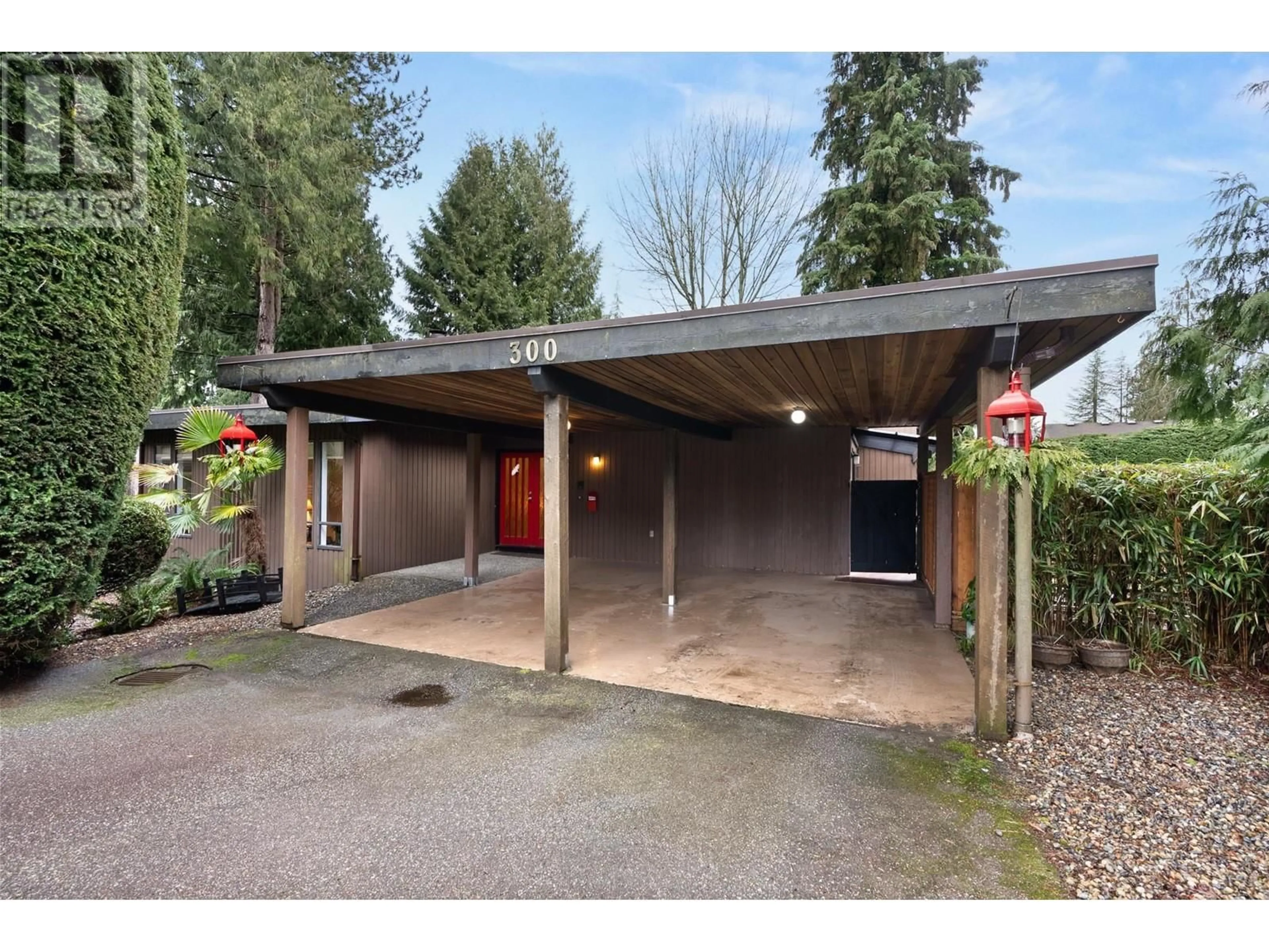 Indoor garage for 300 LOACH PLACE, North Vancouver British Columbia V7G2A3