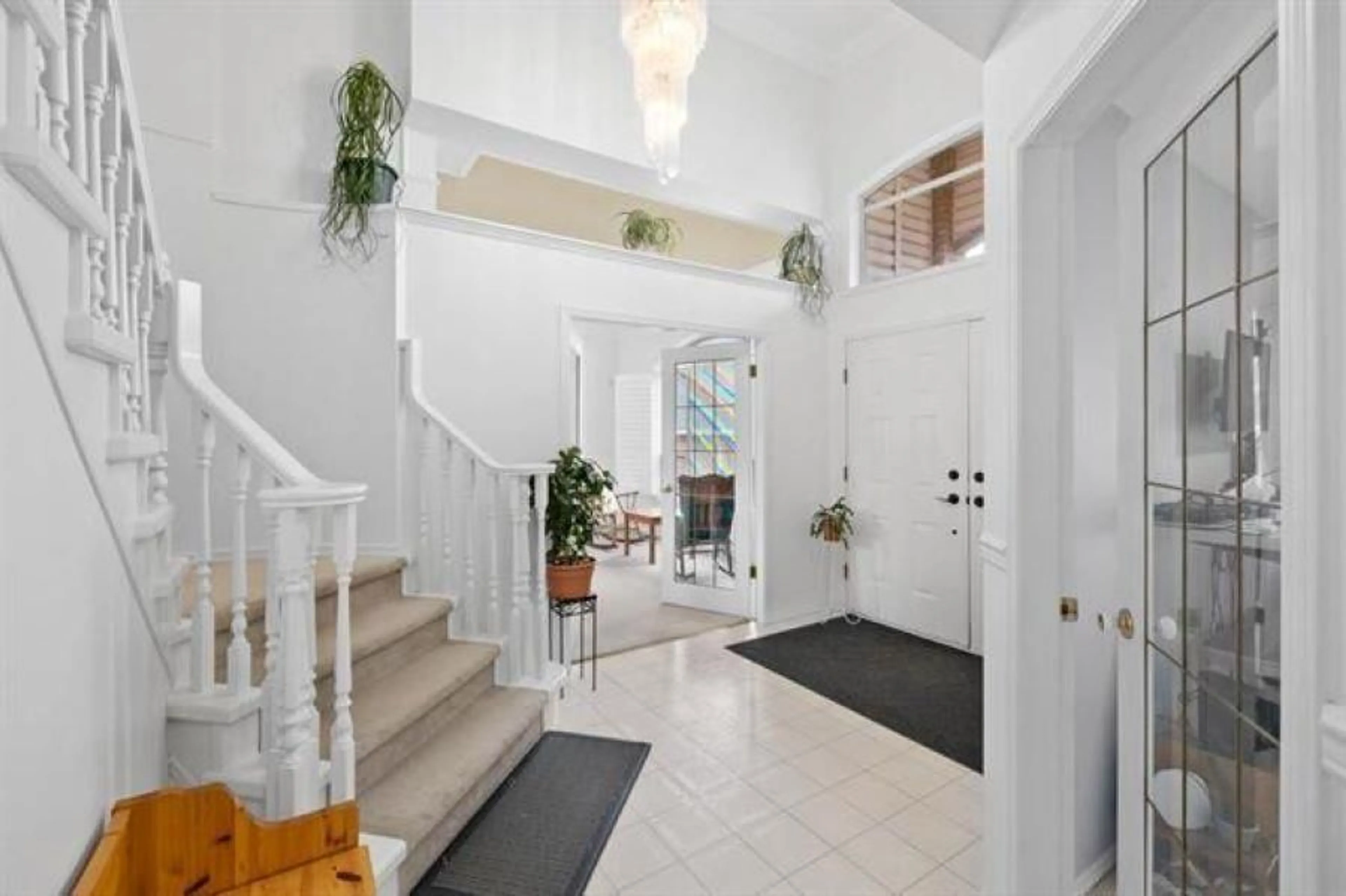 Indoor foyer for 14247 86, Surrey British Columbia V3W0S6