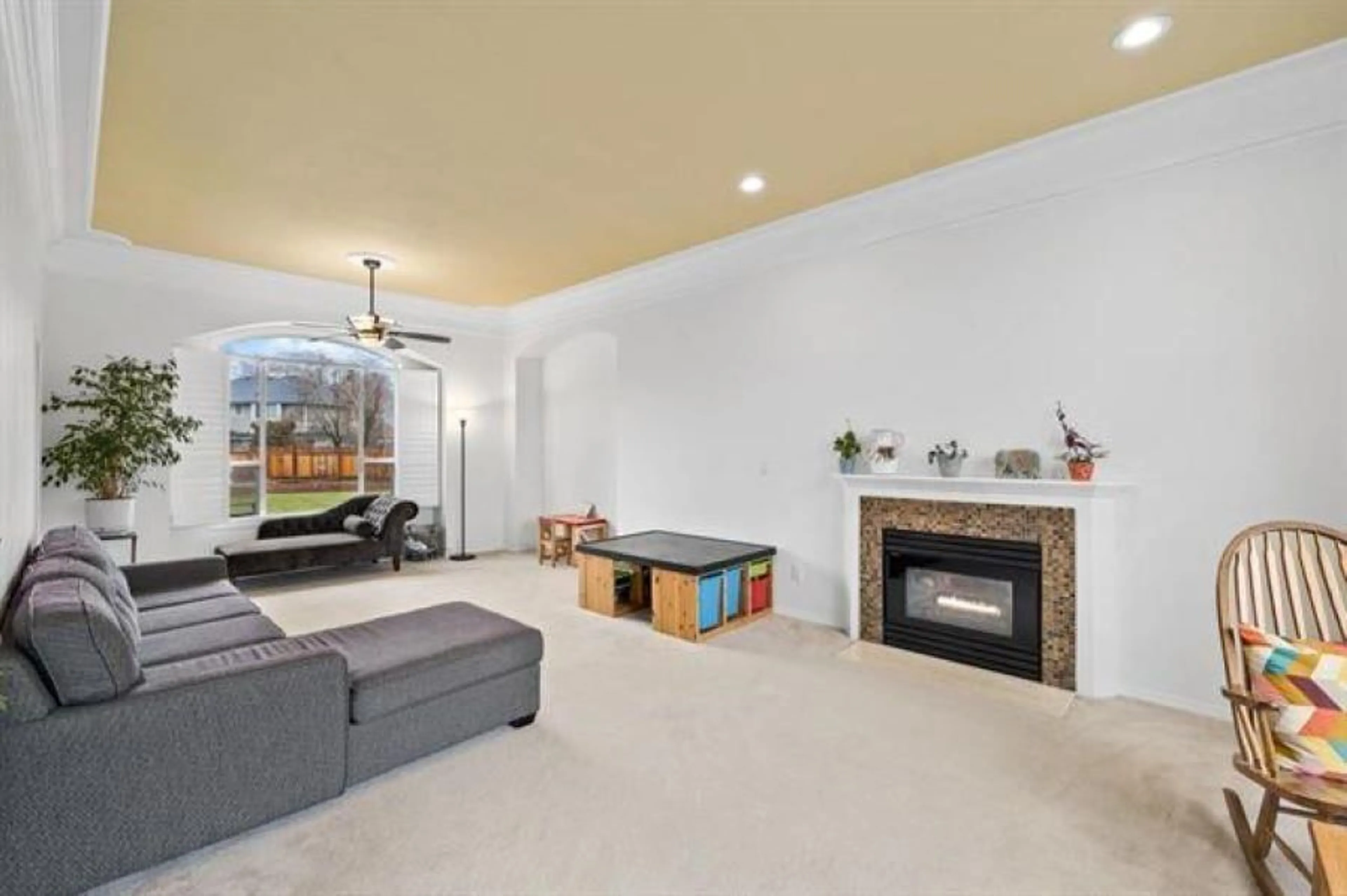 Living room with furniture, unknown for 14247 86, Surrey British Columbia V3W0S6