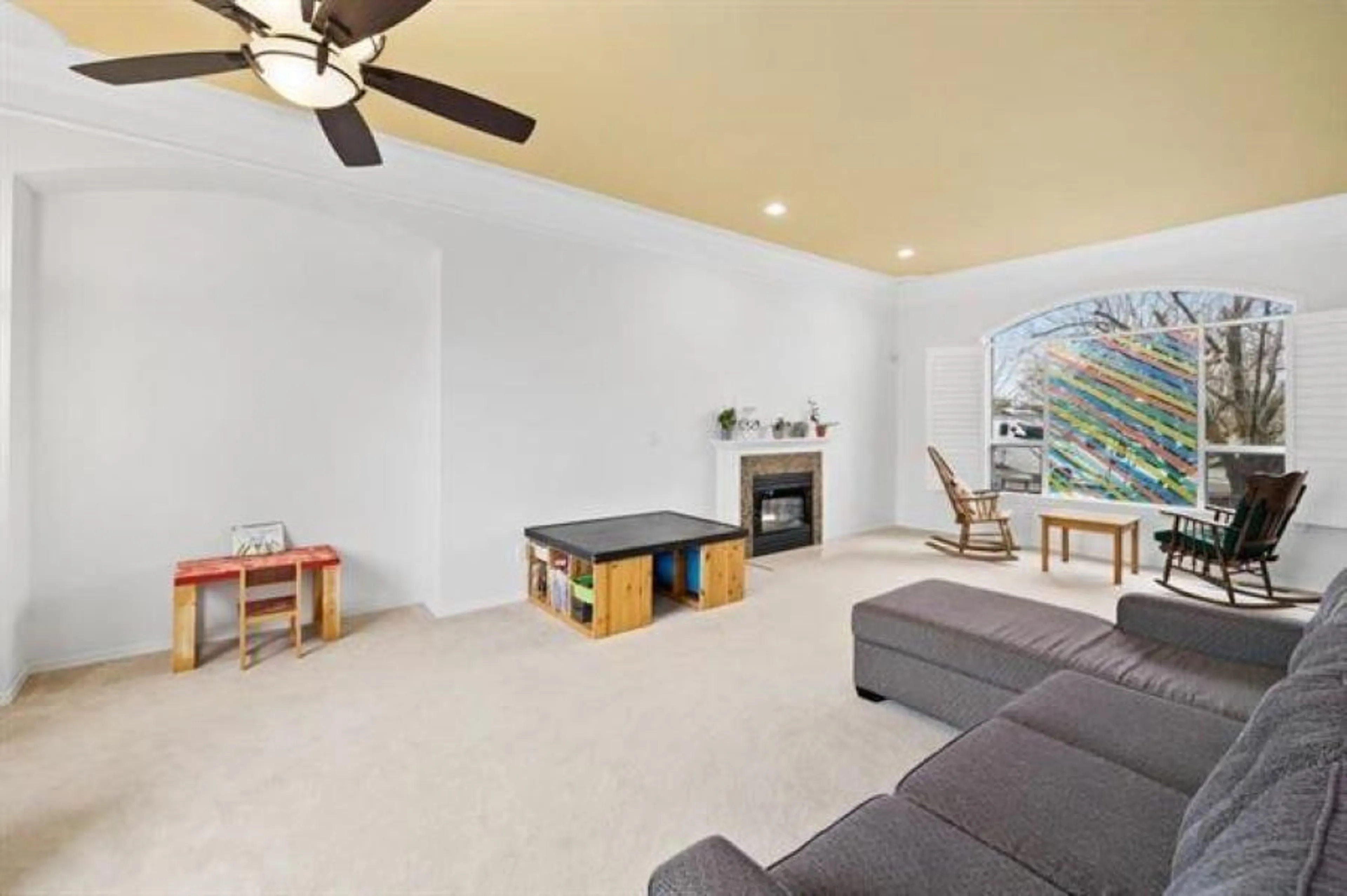 Living room with furniture, unknown for 14247 86, Surrey British Columbia V3W0S6
