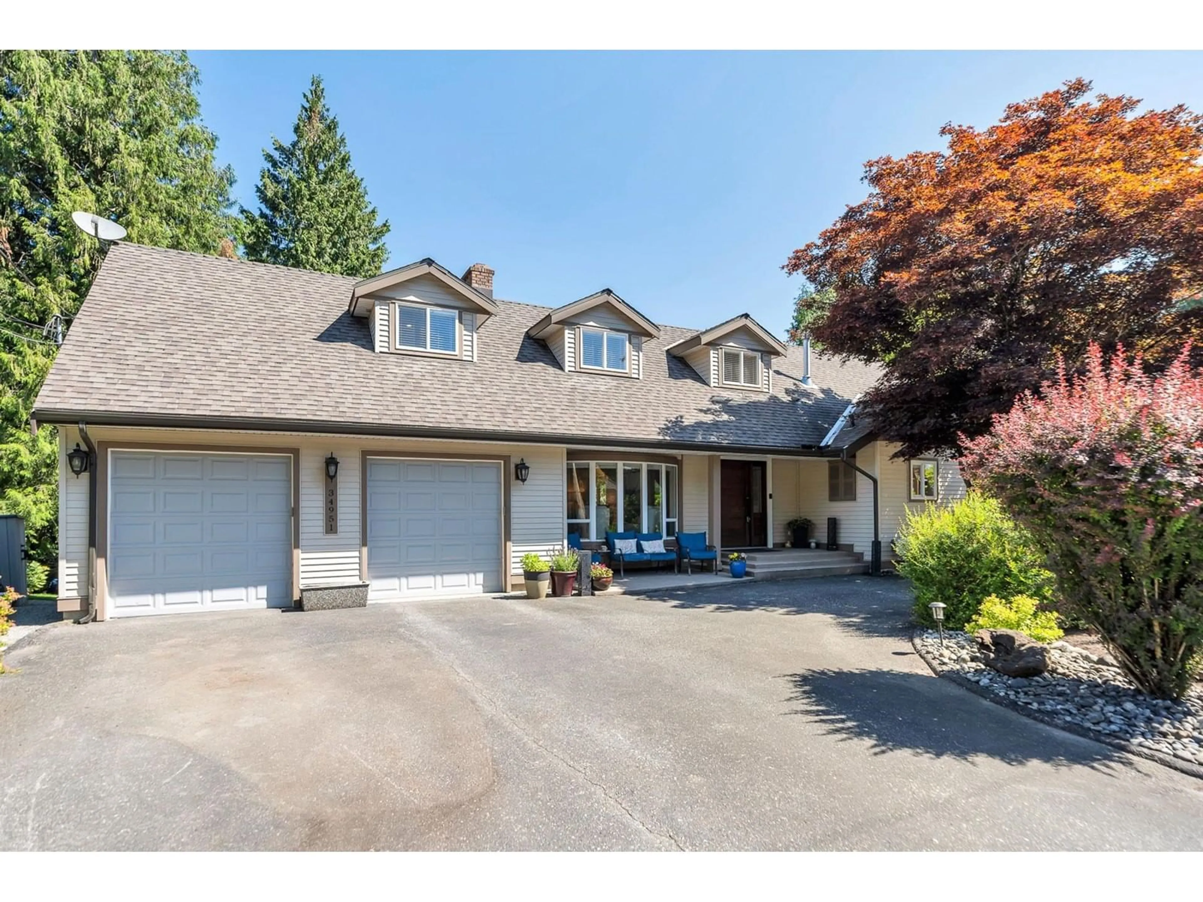 A pic from outside/outdoor area/front of a property/back of a property/a pic from drone, street for 34951 ORCHARD DRIVE, Abbotsford British Columbia V3G2B4