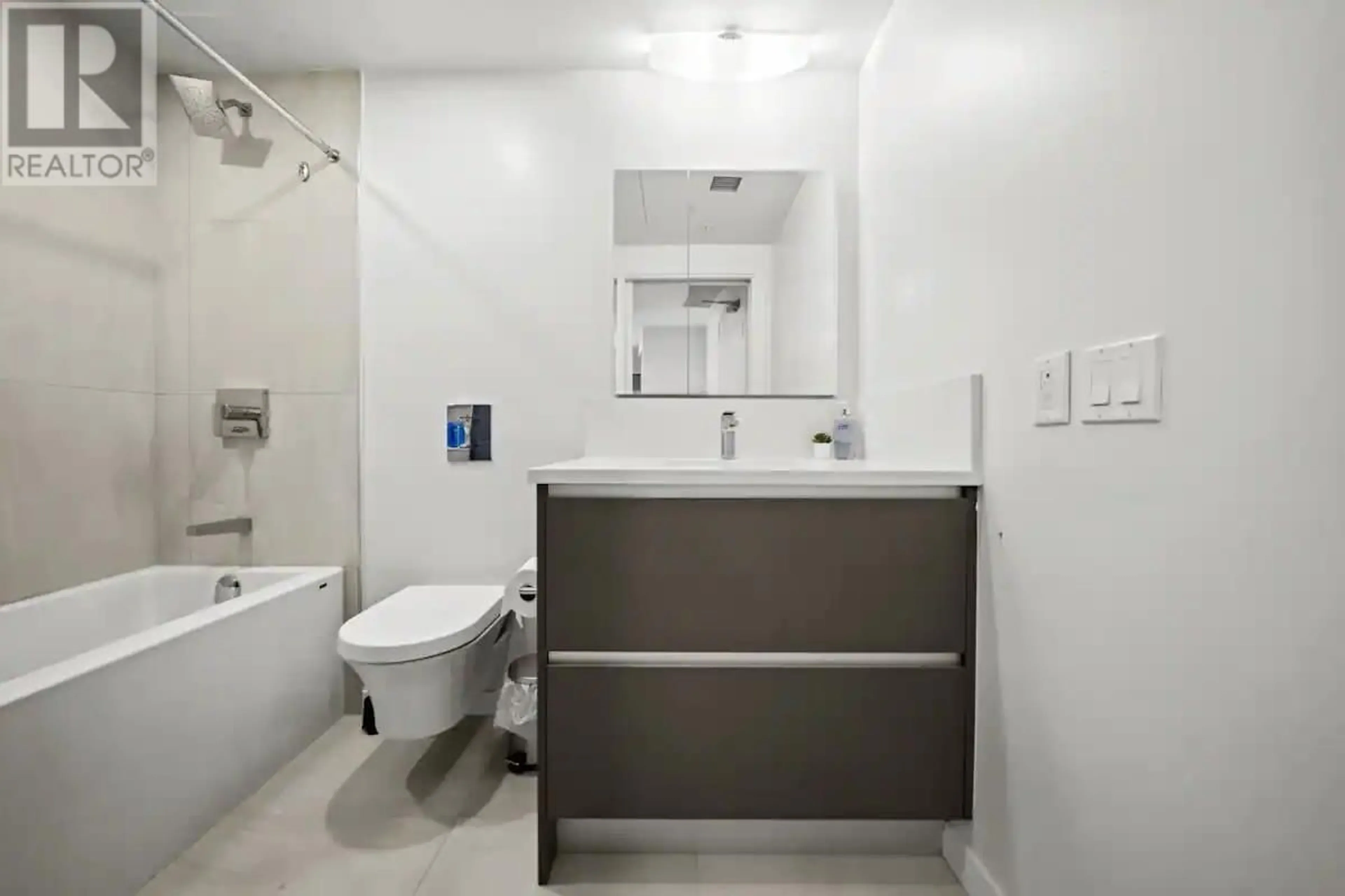 Standard bathroom, unknown for 725 180 E 2ND AVENUE, Vancouver British Columbia V5T0K4