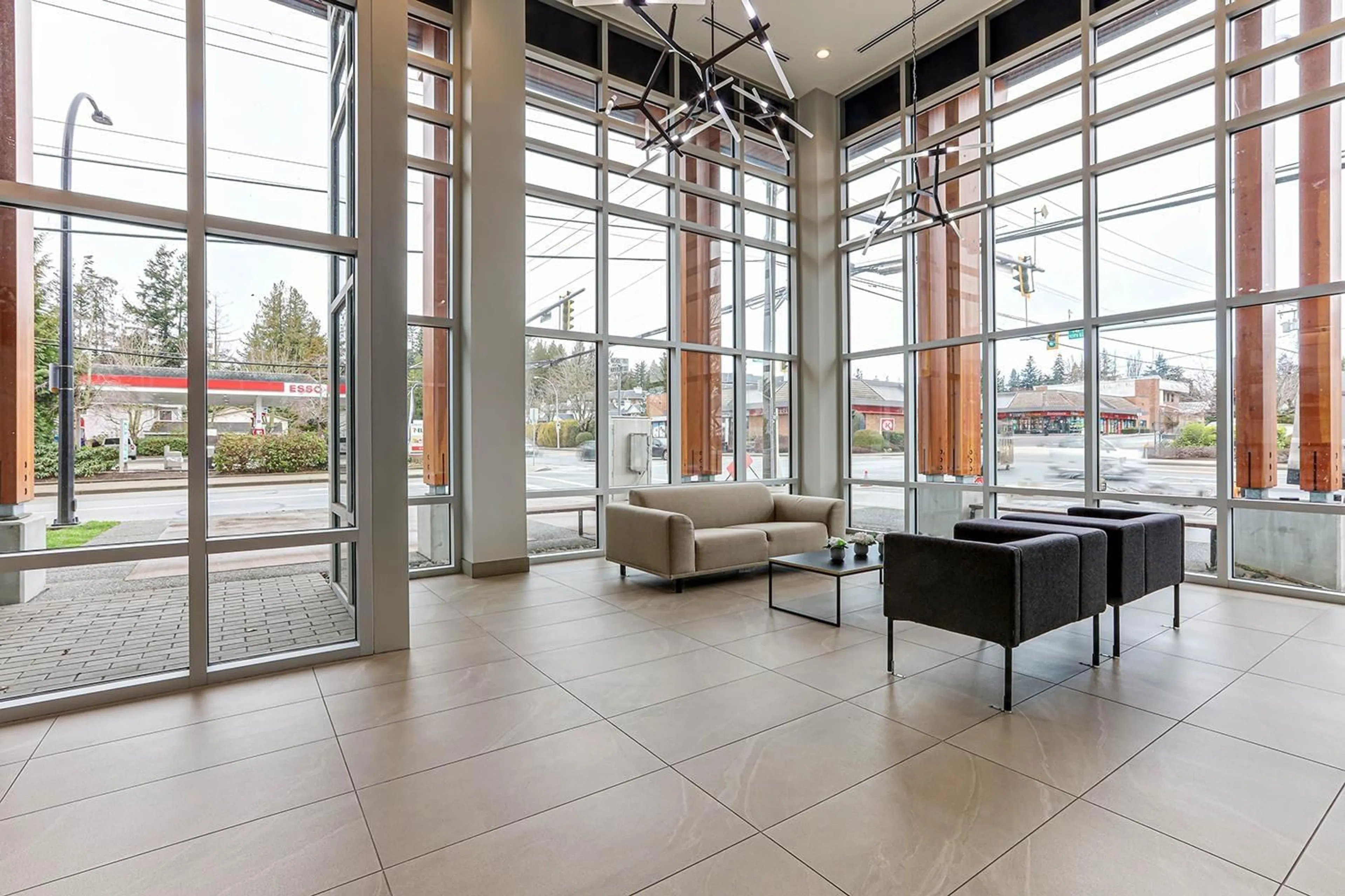 Indoor foyer for 305 14022 NORTH BLUFF ROAD, White Rock British Columbia V4B0B7