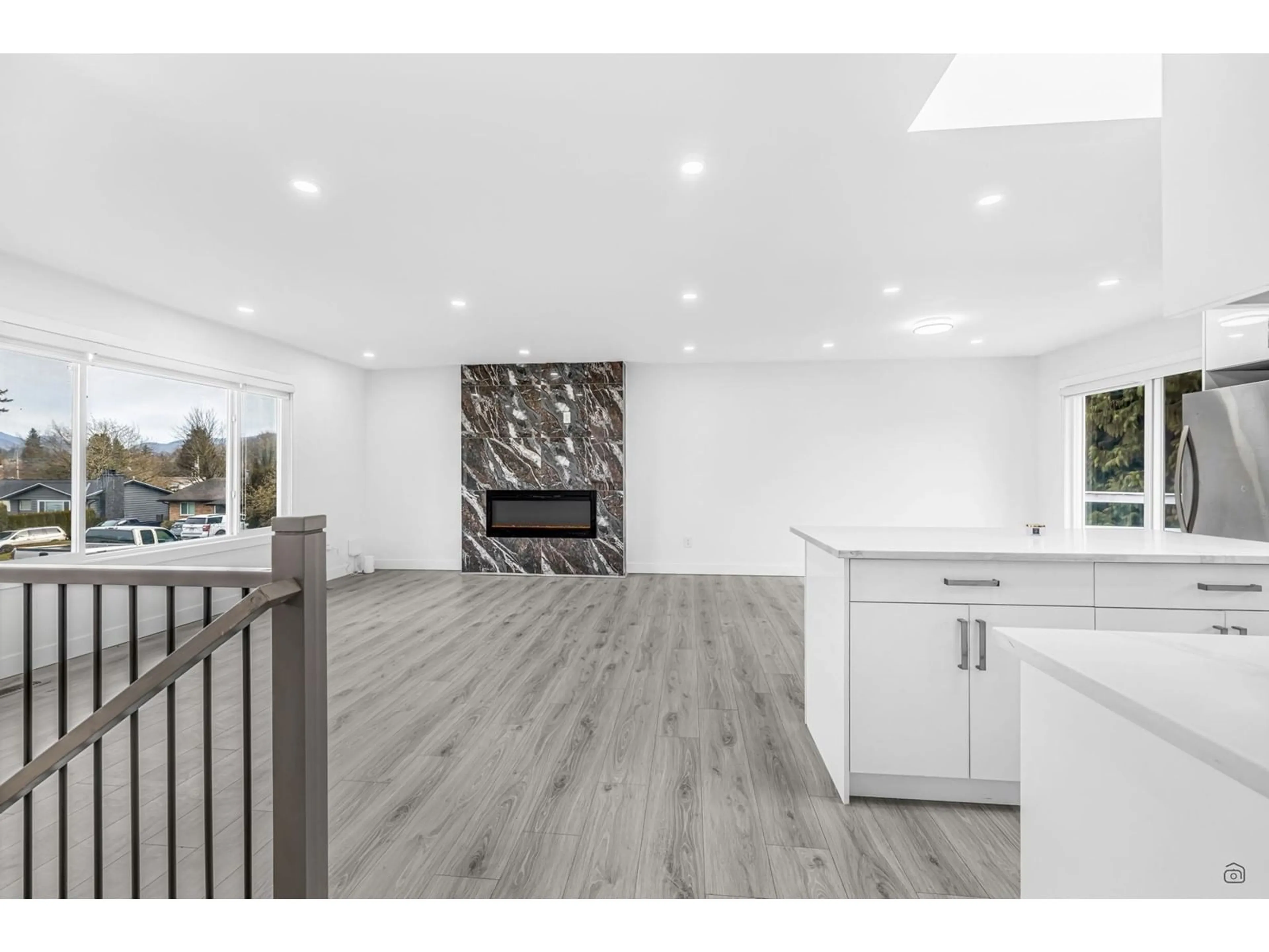 Open concept kitchen, wood/laminate floor for 34020 SHANNON DRIVE, Abbotsford British Columbia V2S5C8